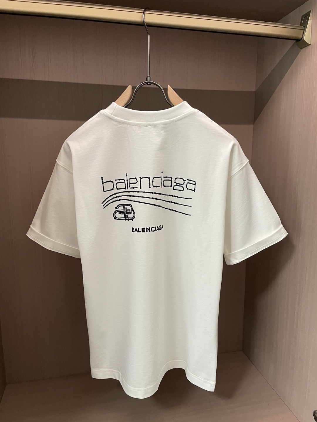 巴黎2026春夏款/官网同步面料采用重磅纯棉精梳棉面料，OS宽松版型，上身版型超正！日常百搭，衣橱必备单