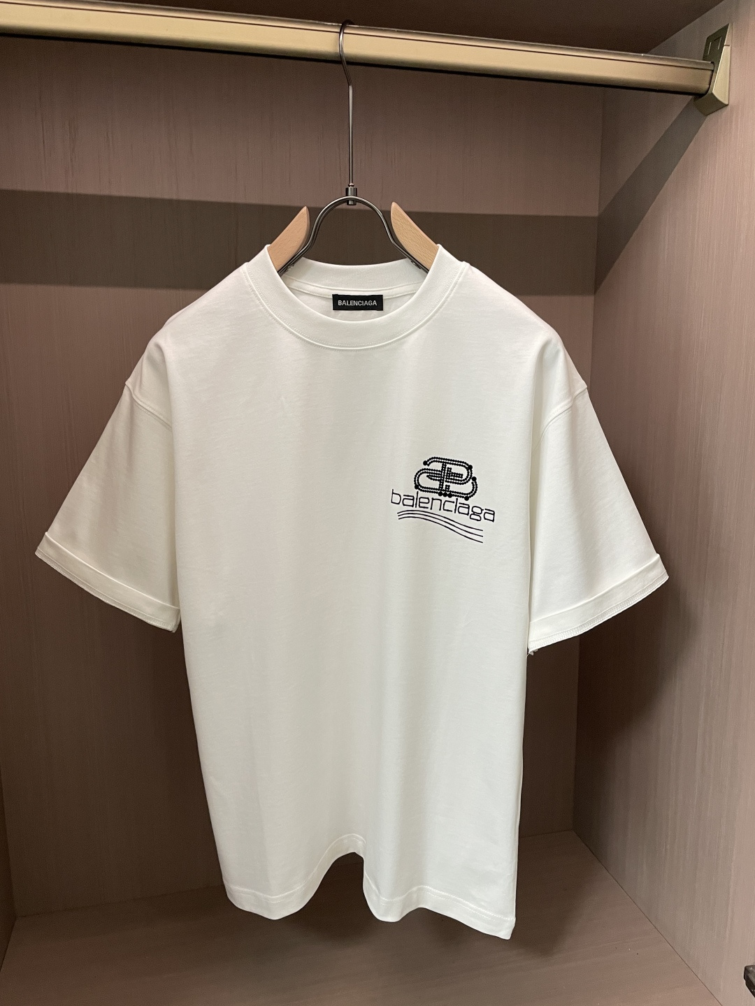 巴黎2026春夏款/官网同步面料采用重磅纯棉精梳棉面料，OS宽松版型，上身版型超正！日常百搭，衣橱必备单