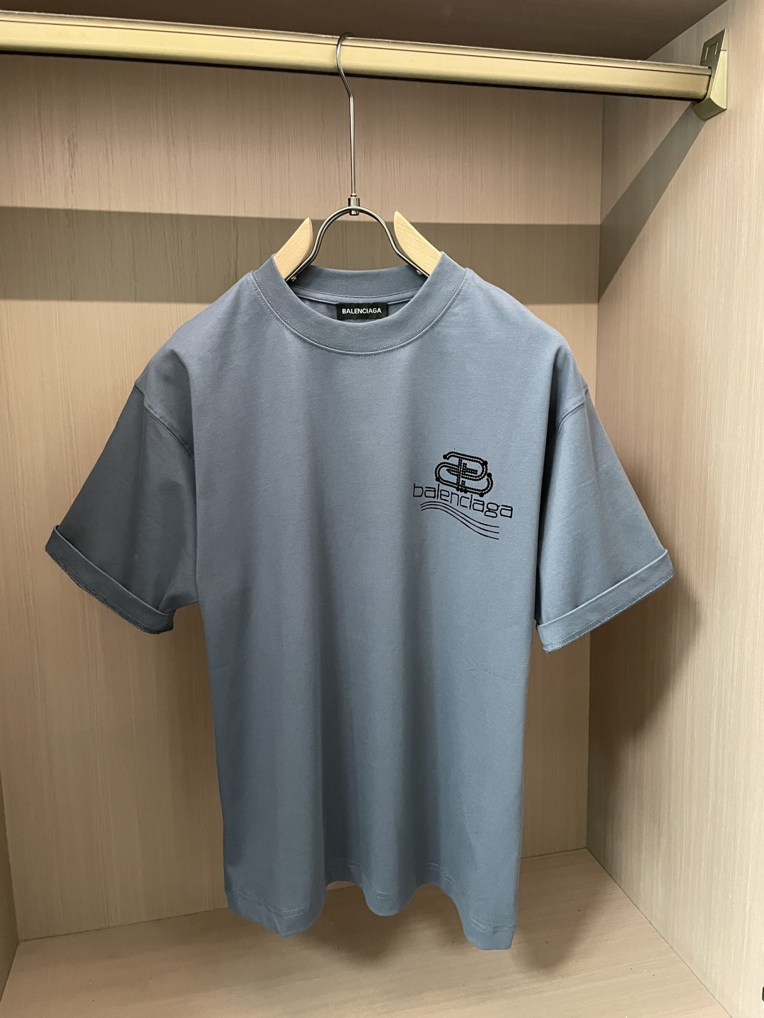 巴黎2026春夏款/官网同步面料采用重磅纯棉精梳棉面料，OS宽松版型，上身版型超正！日常百搭，衣橱必备单