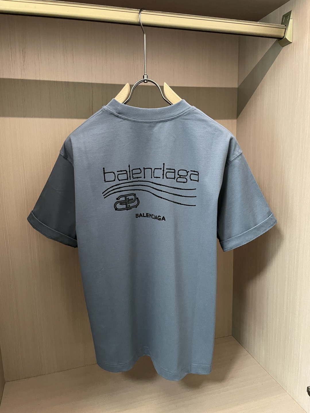 巴黎2026春夏款/官网同步面料采用重磅纯棉精梳棉面料，OS宽松版型，上身版型超正！日常百搭，衣橱必备单