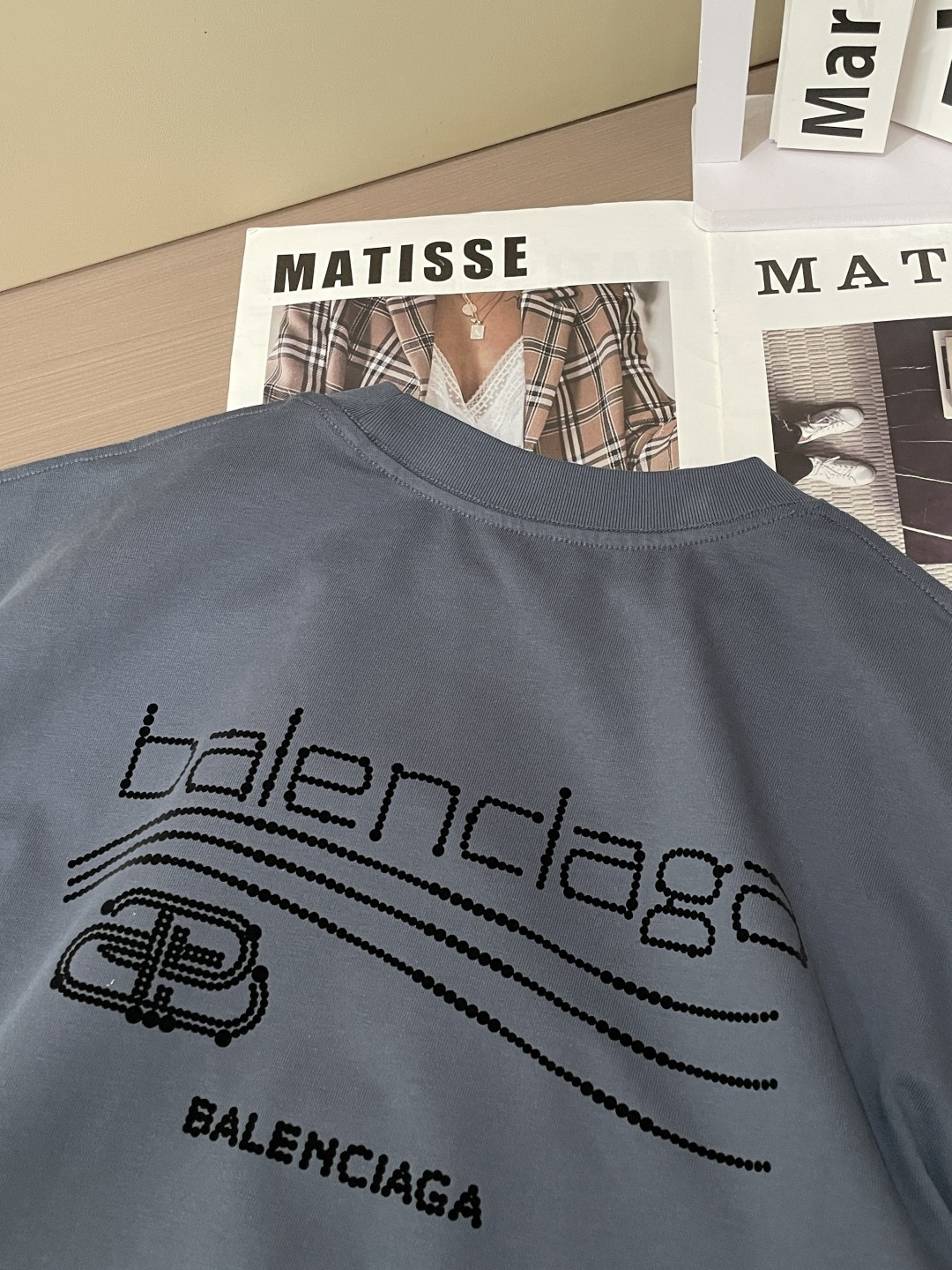 巴黎2026春夏款/官网同步面料采用重磅纯棉精梳棉面料，OS宽松版型，上身版型超正！日常百搭，衣橱必备单