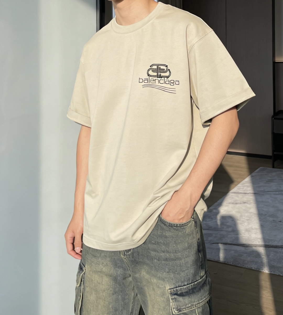 巴黎2026春夏款/官网同步面料采用重磅纯棉精梳棉面料，OS宽松版型，上身版型超正！日常百搭，衣橱必备单