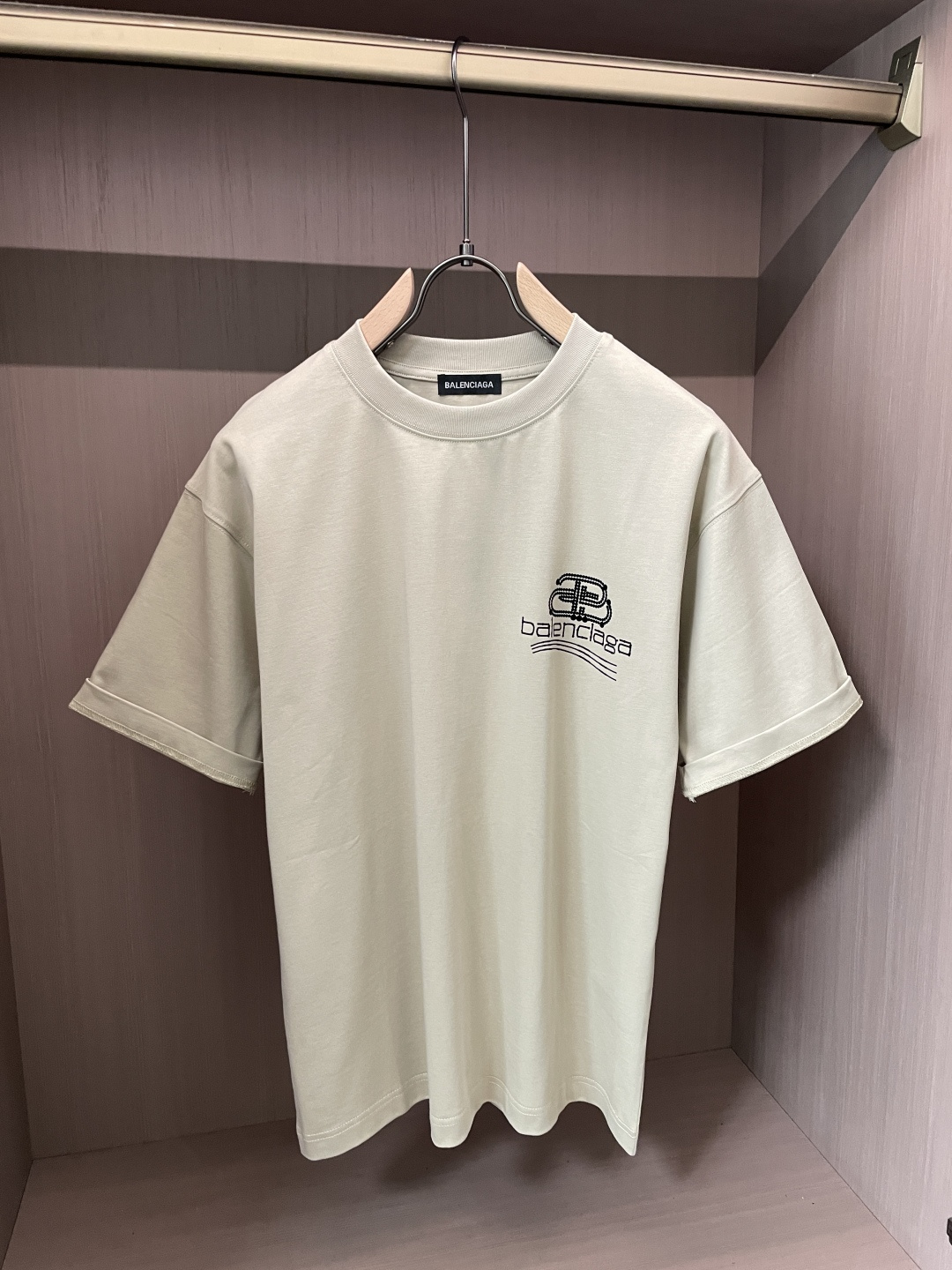 巴黎2026春夏款/官网同步面料采用重磅纯棉精梳棉面料，OS宽松版型，上身版型超正！日常百搭，衣橱必备单