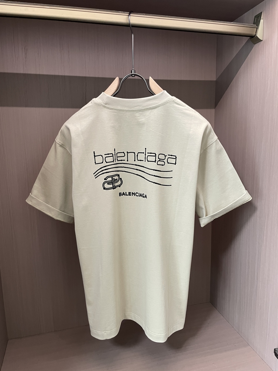 巴黎2026春夏款/官网同步面料采用重磅纯棉精梳棉面料，OS宽松版型，上身版型超正！日常百搭，衣橱必备单