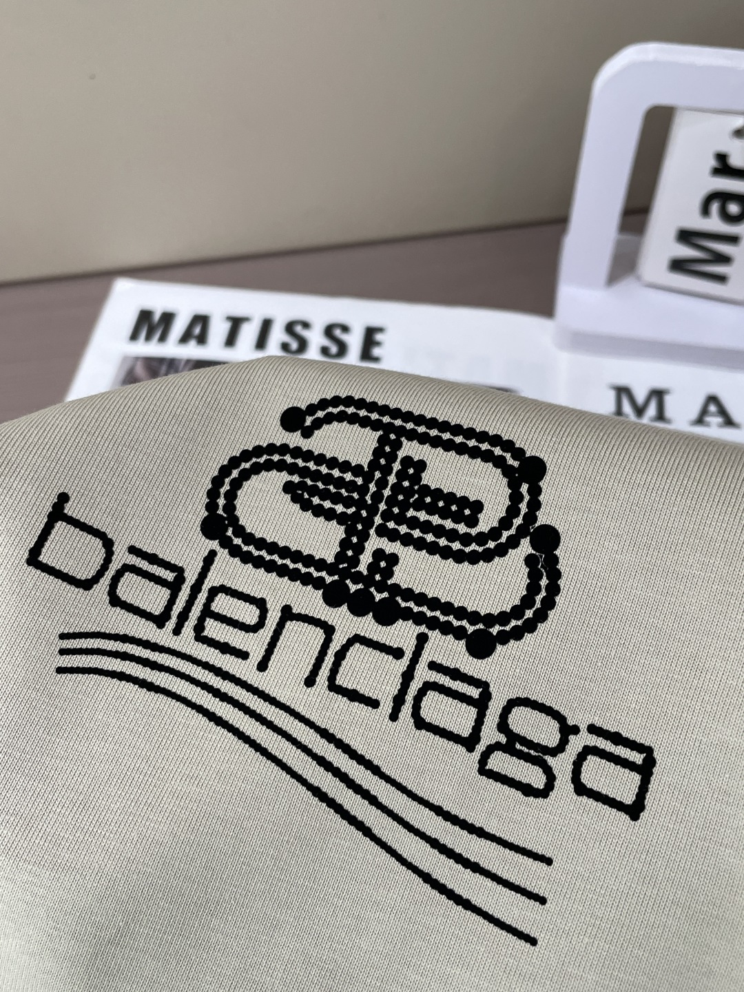 巴黎2026春夏款/官网同步面料采用重磅纯棉精梳棉面料，OS宽松版型，上身版型超正！日常百搭，衣橱必备单