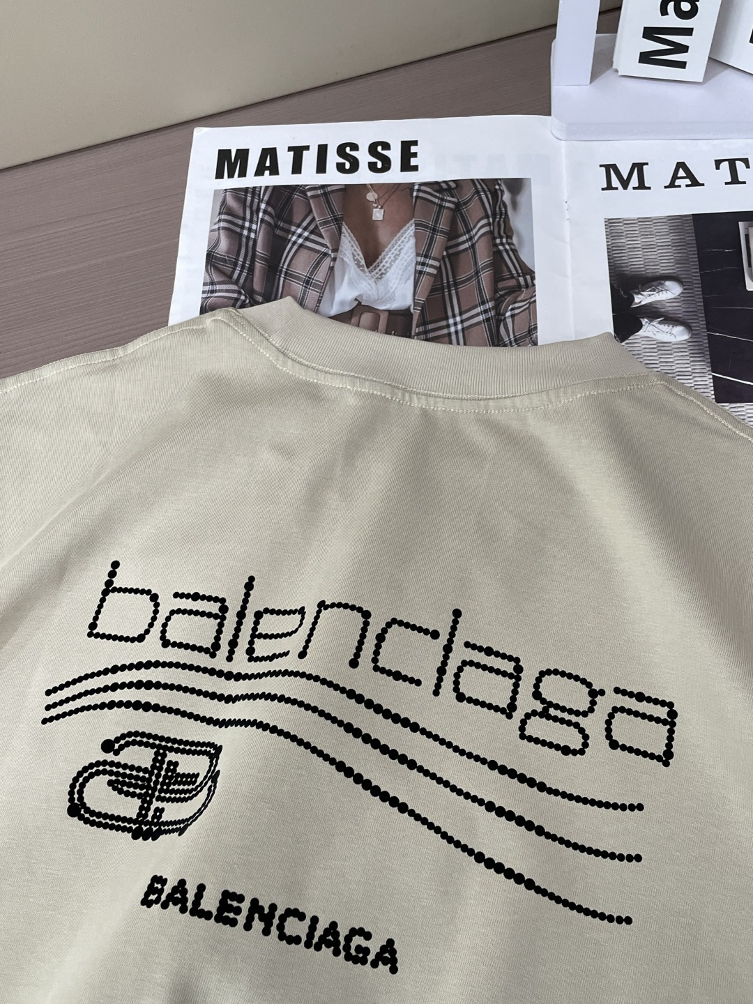 巴黎2026春夏款/官网同步面料采用重磅纯棉精梳棉面料，OS宽松版型，上身版型超正！日常百搭，衣橱必备单