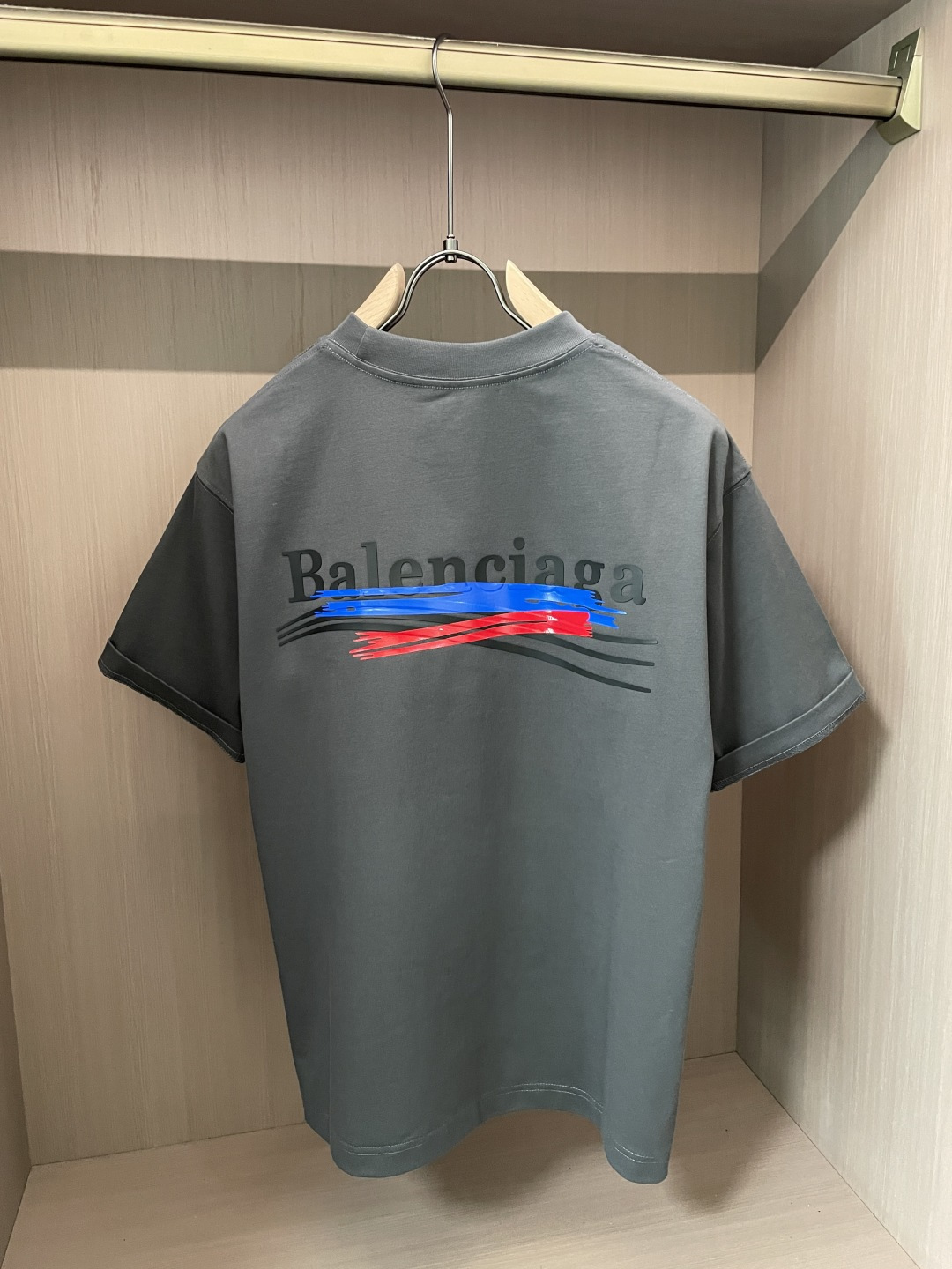 巴黎2026春夏款/官网同步面料采用重磅纯棉精梳棉面料，OS宽松版型，上身版型超正！日常百搭，衣橱必备单