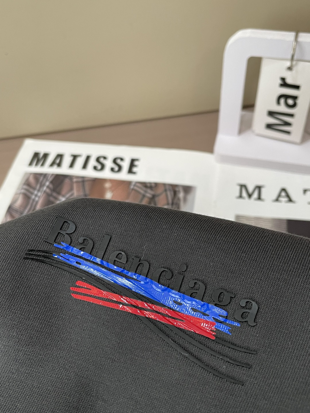 巴黎2026春夏款/官网同步面料采用重磅纯棉精梳棉面料，OS宽松版型，上身版型超正！日常百搭，衣橱必备单