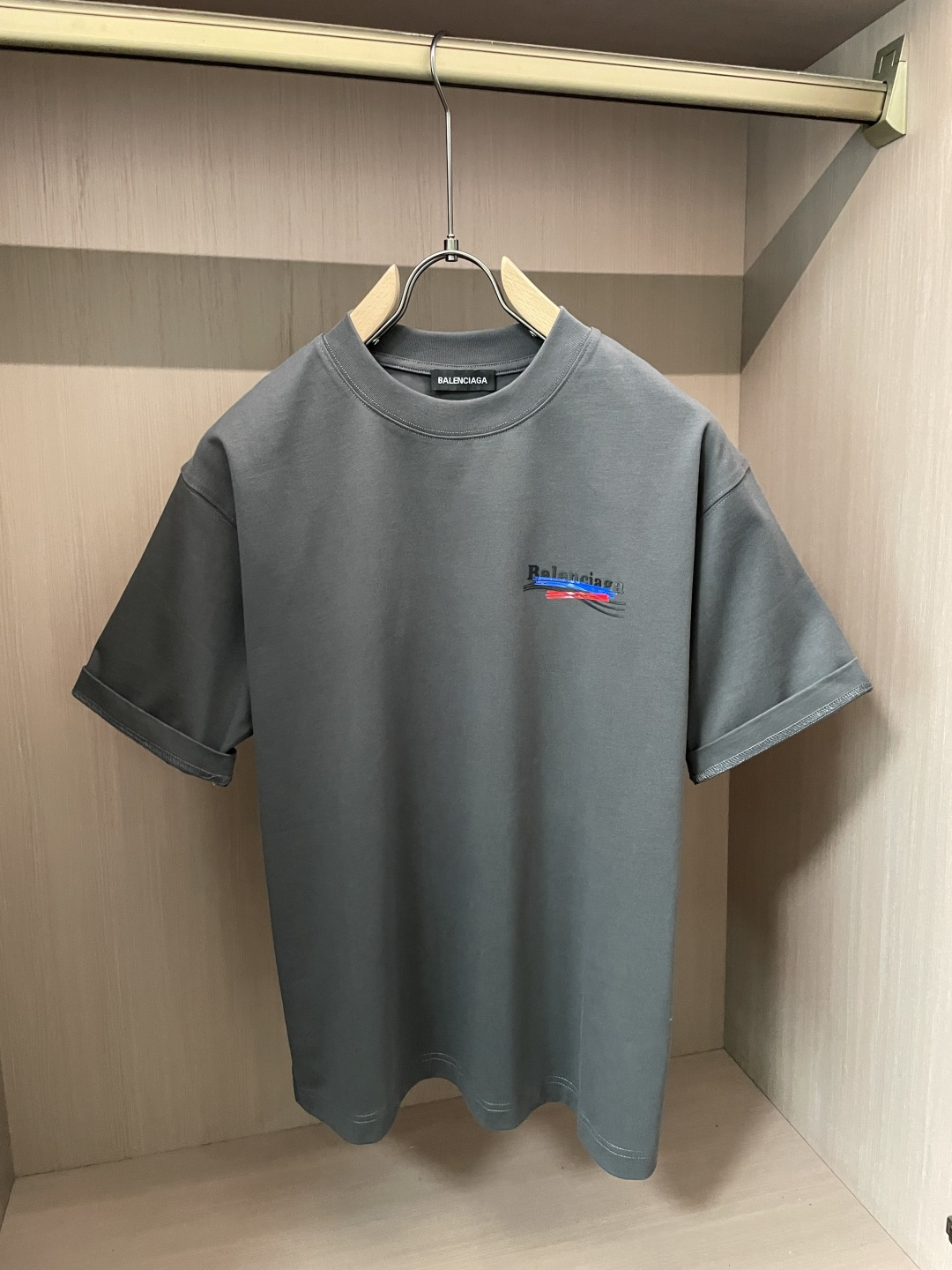 巴黎2026春夏款/官网同步面料采用重磅纯棉精梳棉面料，OS宽松版型，上身版型超正！日常百搭，衣橱必备单