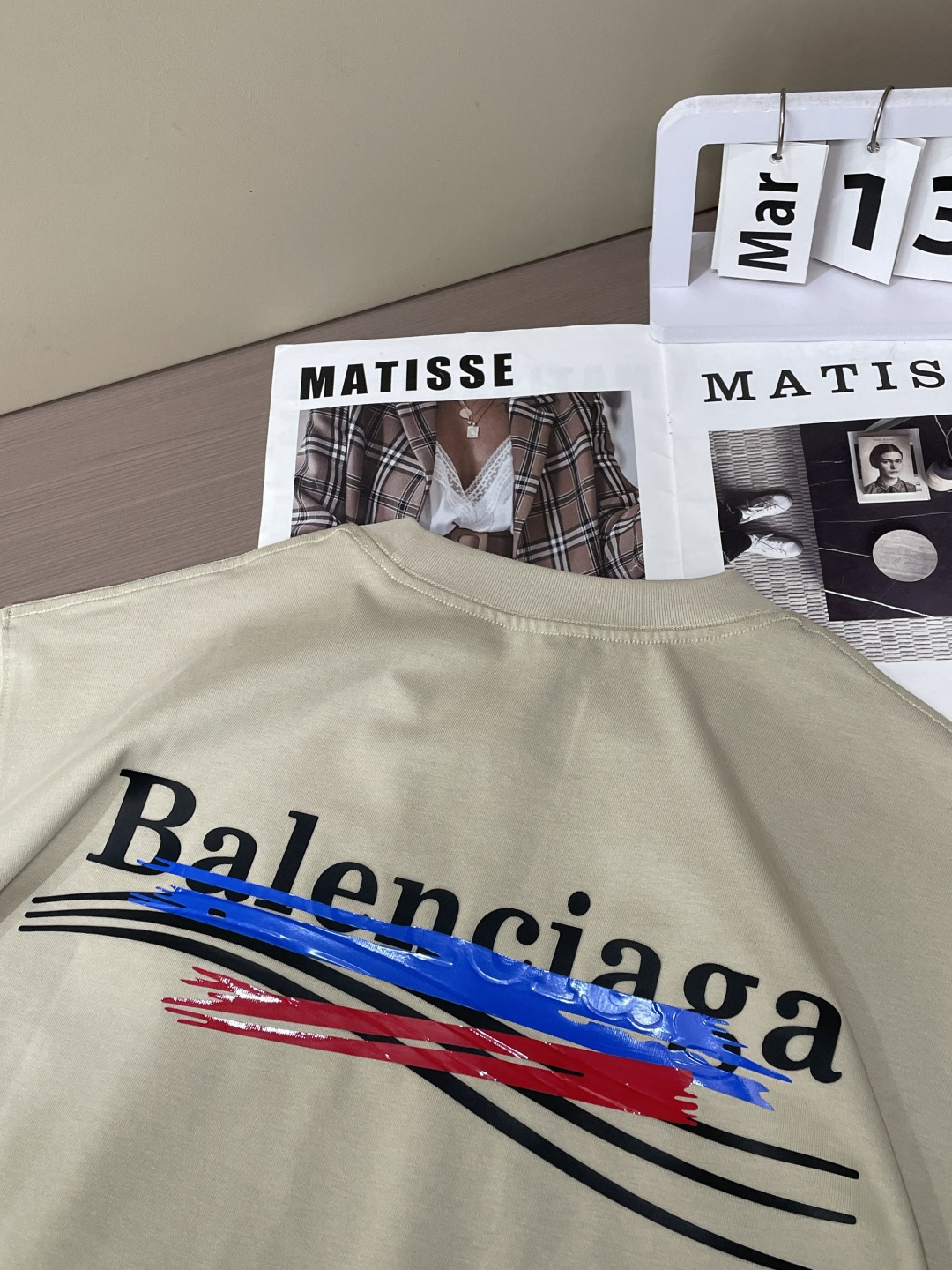 巴黎2026春夏款/官网同步面料采用重磅纯棉精梳棉面料，OS宽松版型，上身版型超正！日常百搭，衣橱必备单