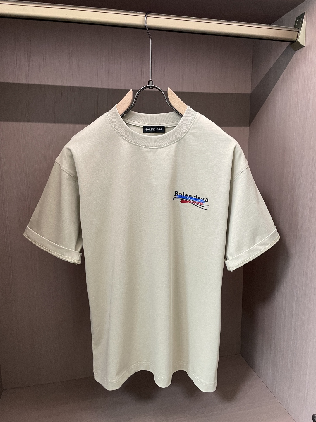 巴黎2026春夏款/官网同步面料采用重磅纯棉精梳棉面料，OS宽松版型，上身版型超正！日常百搭，衣橱必备单