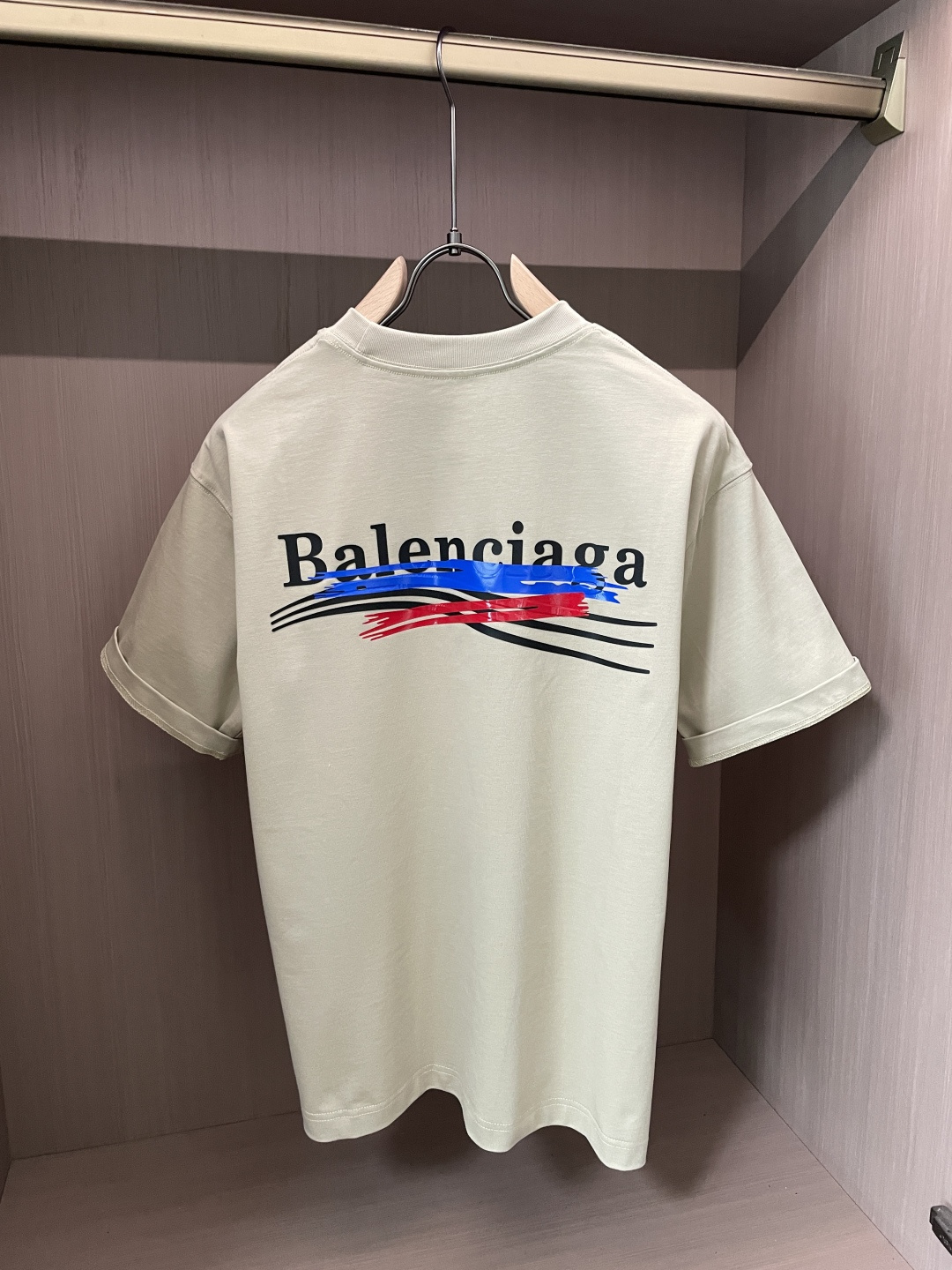 巴黎2026春夏款/官网同步面料采用重磅纯棉精梳棉面料，OS宽松版型，上身版型超正！日常百搭，衣橱必备单