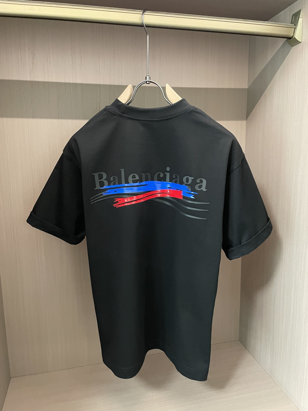 巴黎2026春夏款/官网同步面料采用重磅纯棉精梳棉面料，OS宽松版型，上身版型超正！日常百搭，衣橱必备单