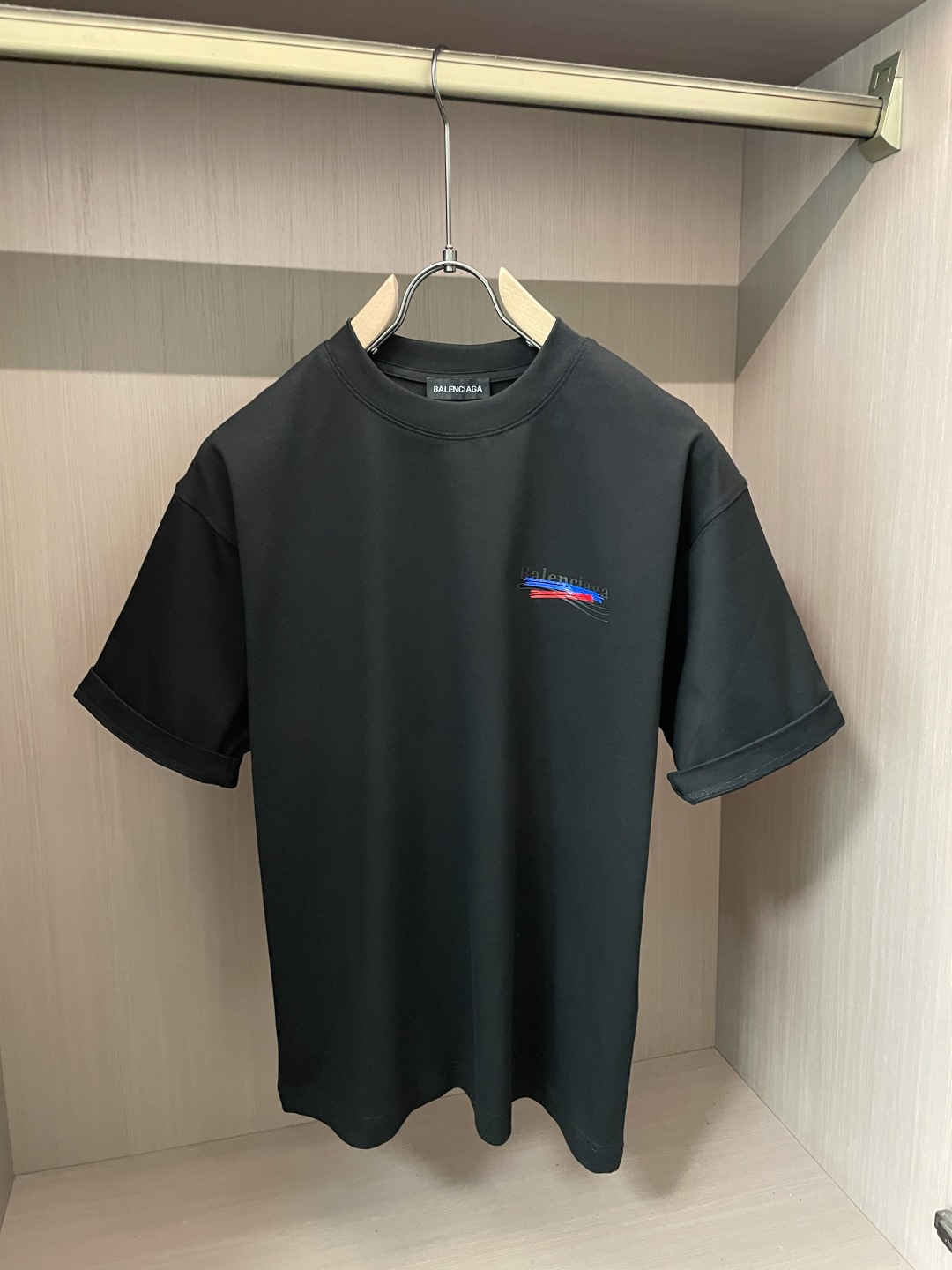 巴黎2026春夏款/官网同步面料采用重磅纯棉精梳棉面料，OS宽松版型，上身版型超正！日常百搭，衣橱必备单