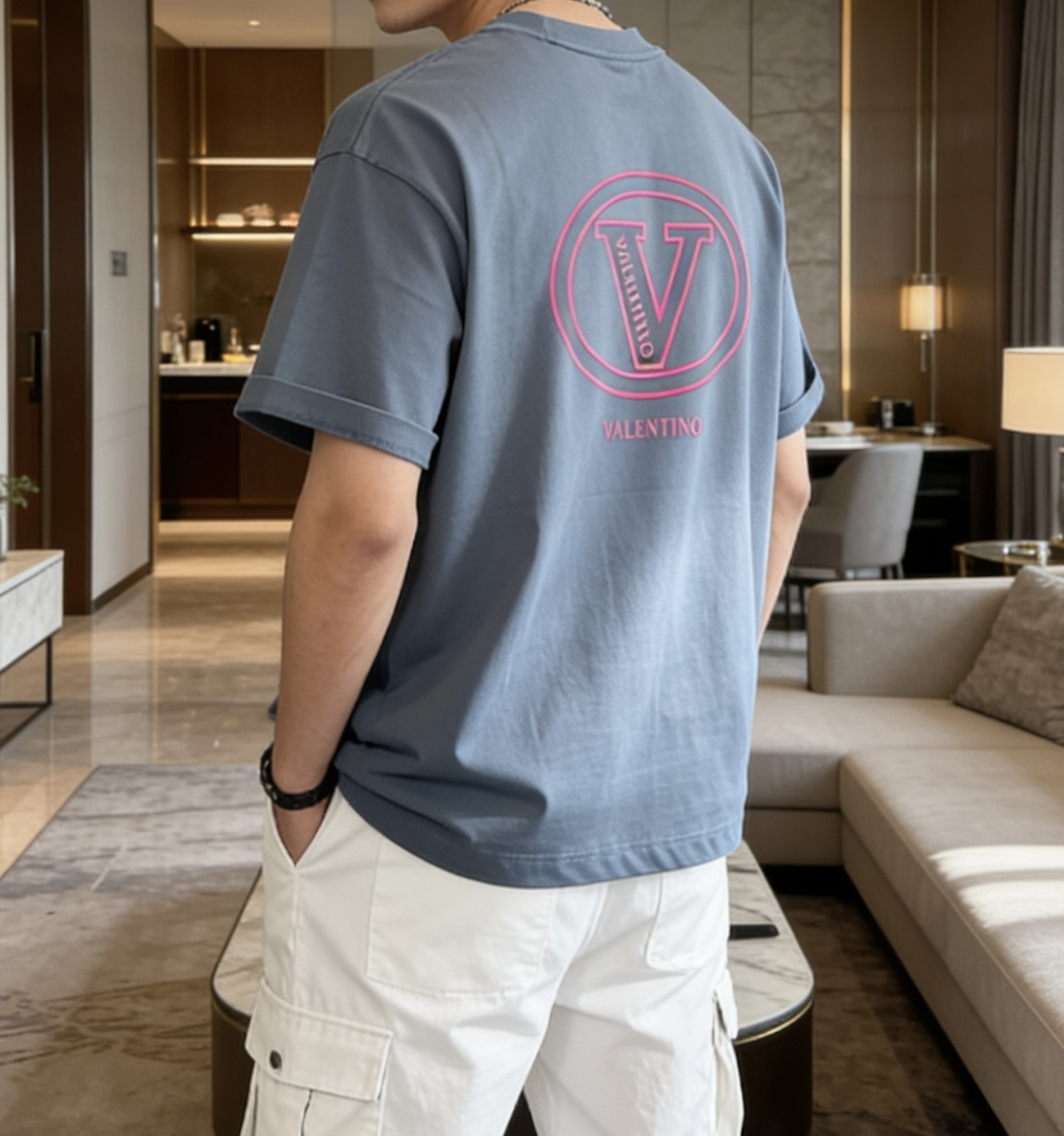 华伦天奴2026春夏款/官网同步面料采用重磅纯棉精梳棉面料，OS宽松版型，上身版型超正！日常百搭，衣橱必