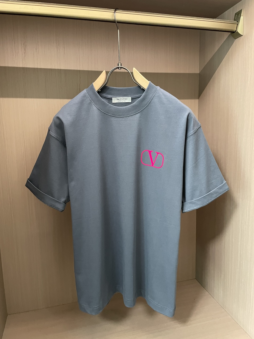 华伦天奴2026春夏款/官网同步面料采用重磅纯棉精梳棉面料，OS宽松版型，上身版型超正！日常百搭，衣橱必