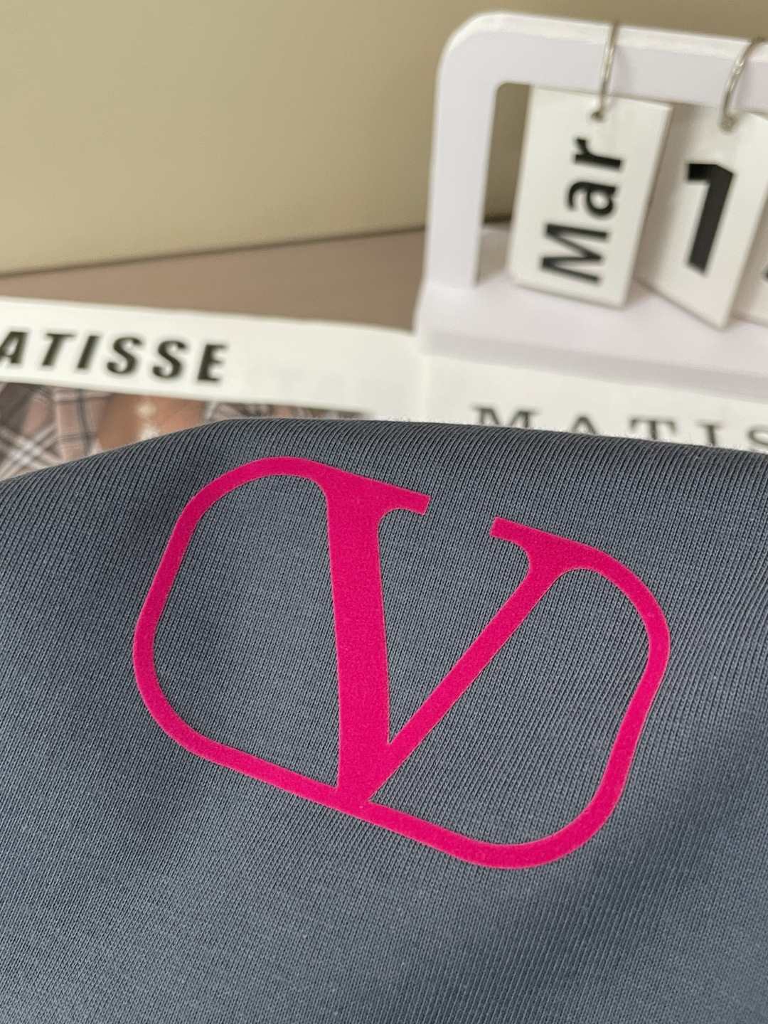 华伦天奴2026春夏款/官网同步面料采用重磅纯棉精梳棉面料，OS宽松版型，上身版型超正！日常百搭，衣橱必