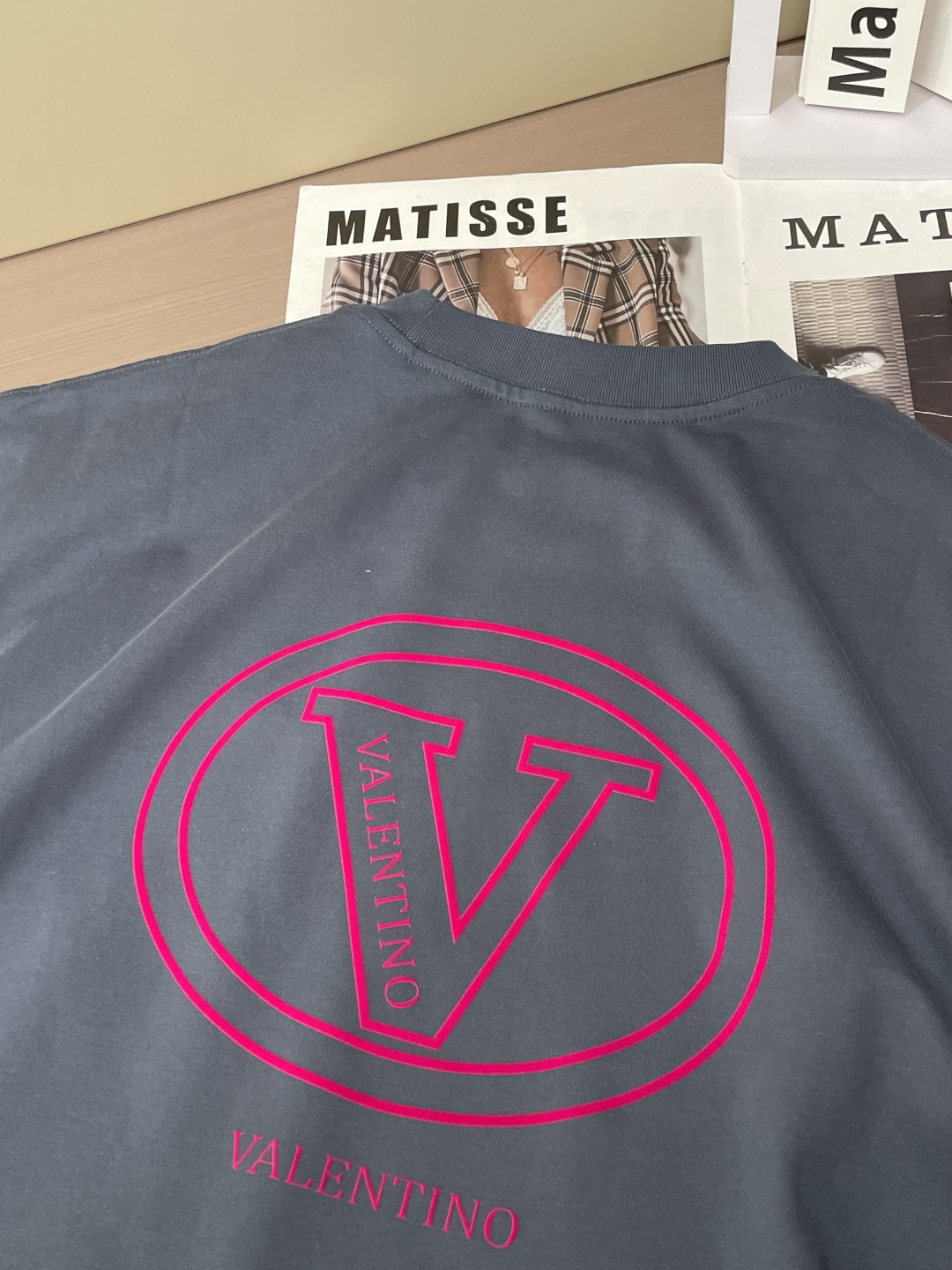 华伦天奴2026春夏款/官网同步面料采用重磅纯棉精梳棉面料，OS宽松版型，上身版型超正！日常百搭，衣橱必