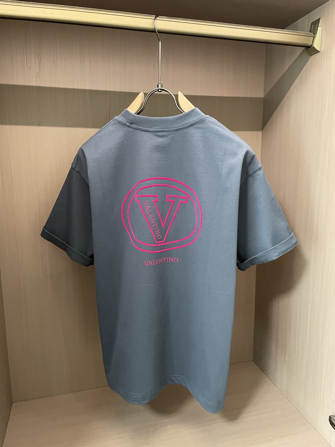 华伦天奴2026春夏款/官网同步面料采用重磅纯棉精梳棉面料，OS宽松版型，上身版型超正！日常百搭，衣橱必