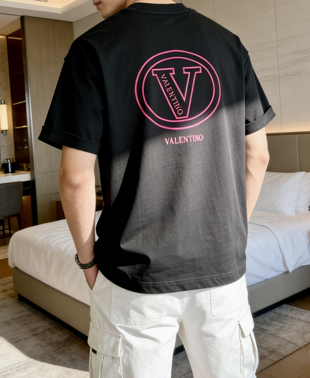 华伦天奴2026春夏款/官网同步面料采用重磅纯棉精梳棉面料，OS宽松版型，上身版型超正！日常百搭，衣橱必