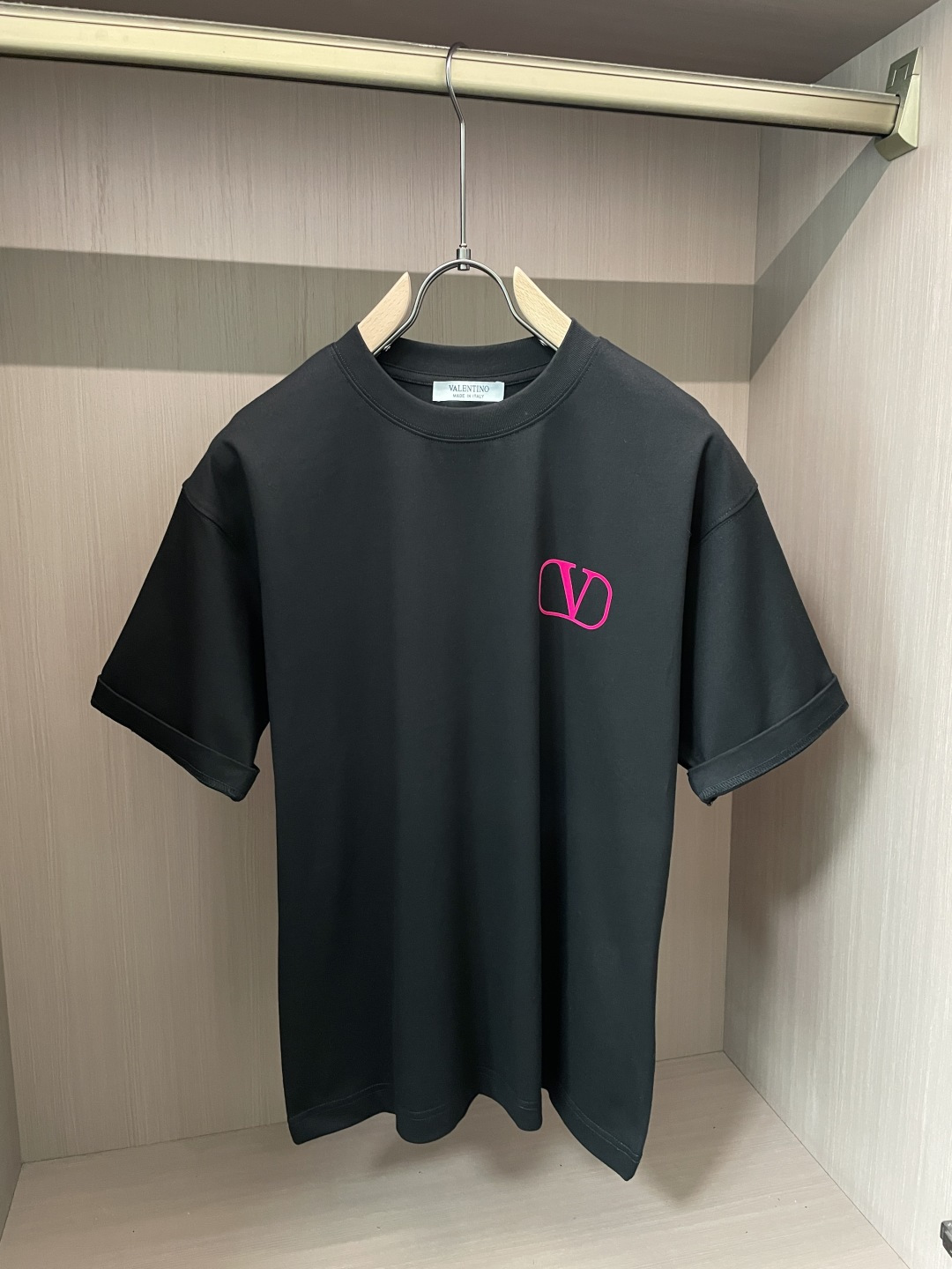 华伦天奴2026春夏款/官网同步面料采用重磅纯棉精梳棉面料，OS宽松版型，上身版型超正！日常百搭，衣橱必