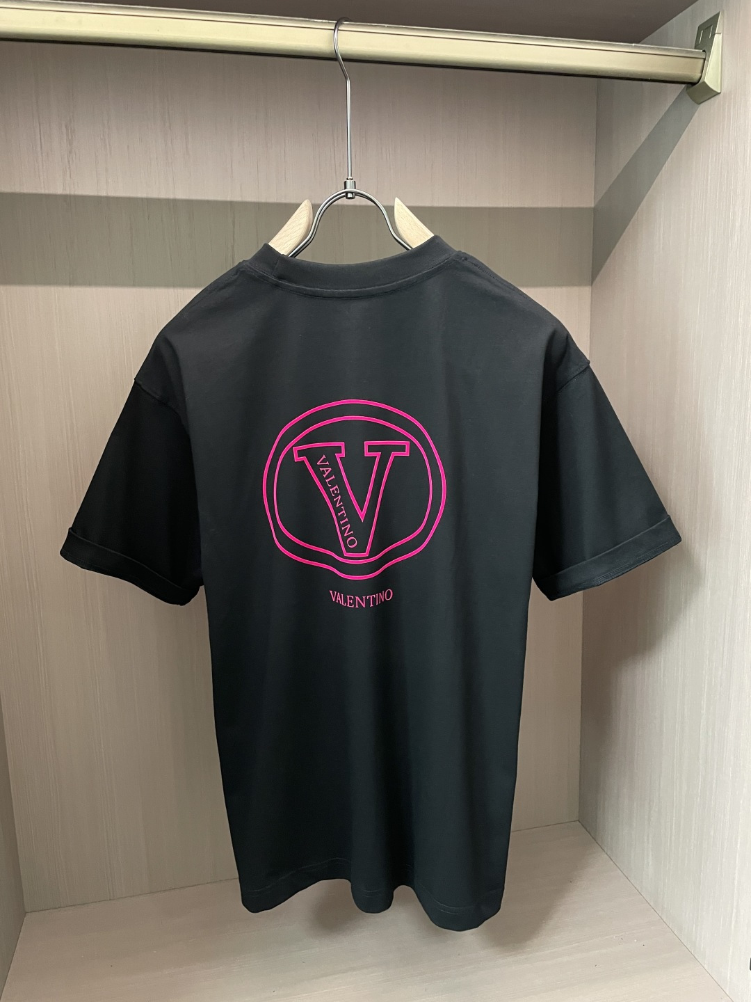 华伦天奴2026春夏款/官网同步面料采用重磅纯棉精梳棉面料，OS宽松版型，上身版型超正！日常百搭，衣橱必