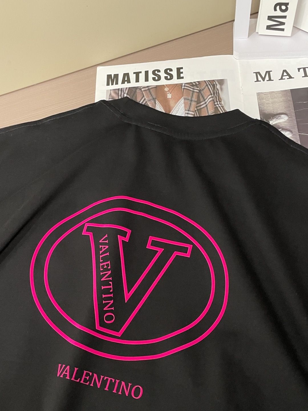 华伦天奴2026春夏款/官网同步面料采用重磅纯棉精梳棉面料，OS宽松版型，上身版型超正！日常百搭，衣橱必