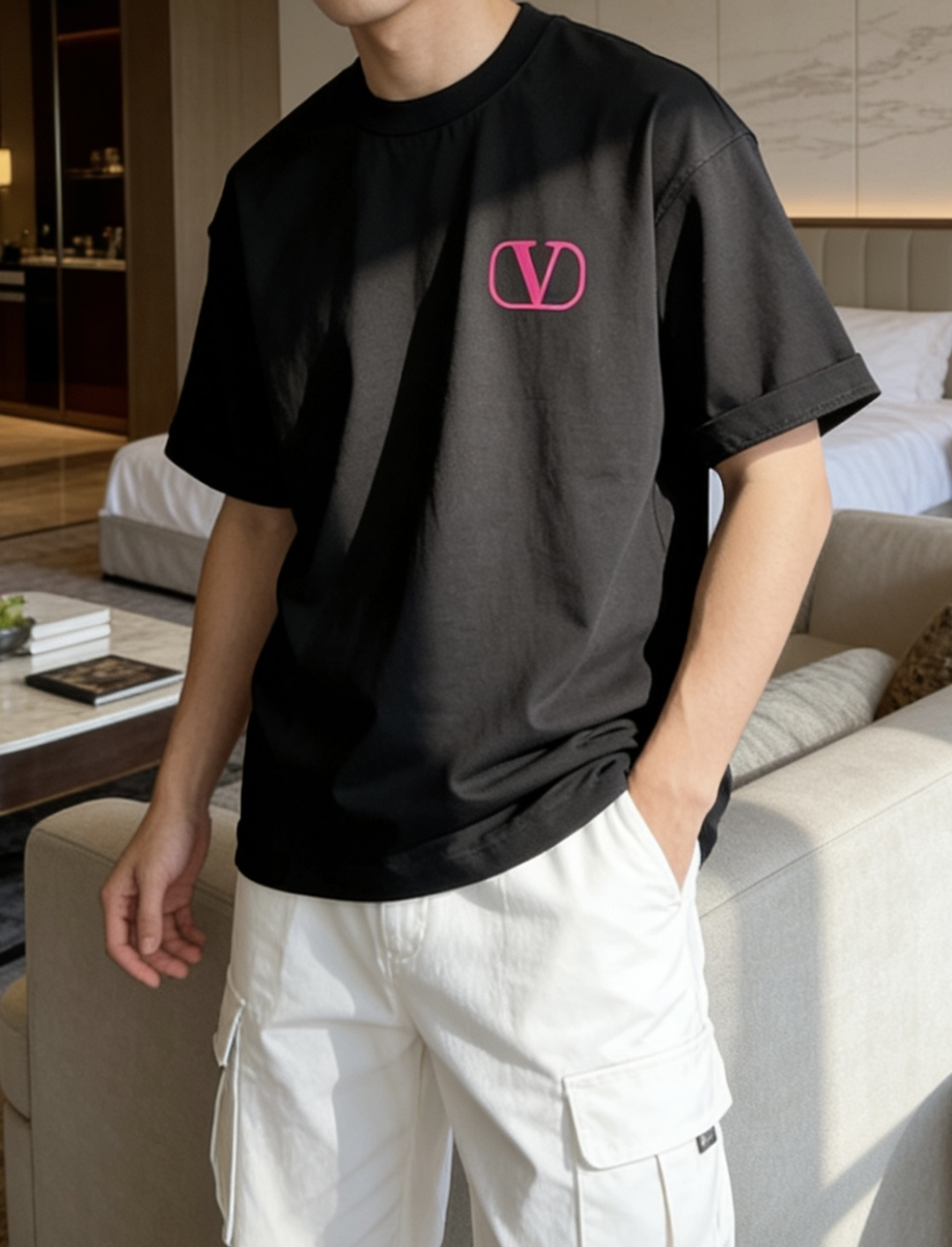 华伦天奴2026春夏款/官网同步面料采用重磅纯棉精梳棉面料，OS宽松版型，上身版型超正！日常百搭，衣橱必