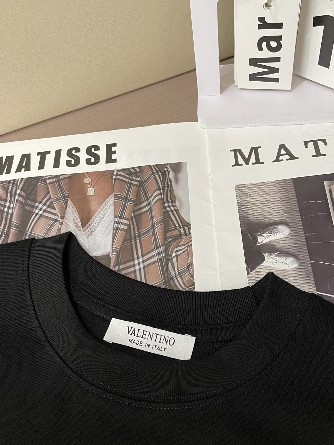 华伦天奴2026春夏款/官网同步面料采用重磅纯棉精梳棉面料，OS宽松版型，上身版型超正！日常百搭，衣橱必