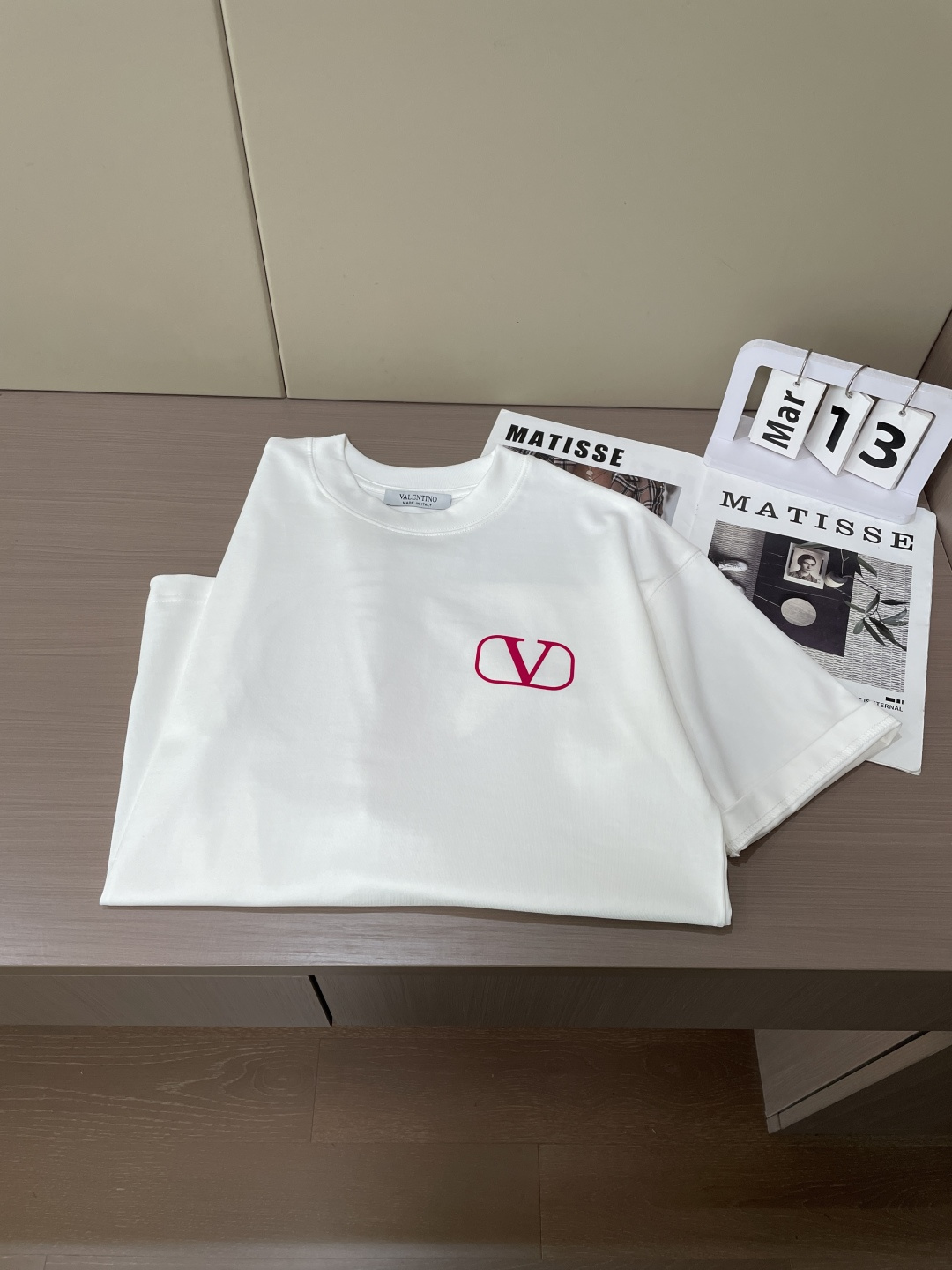 华伦天奴2026春夏款/官网同步面料采用重磅纯棉精梳棉面料，OS宽松版型，上身版型超正！日常百搭，衣橱必