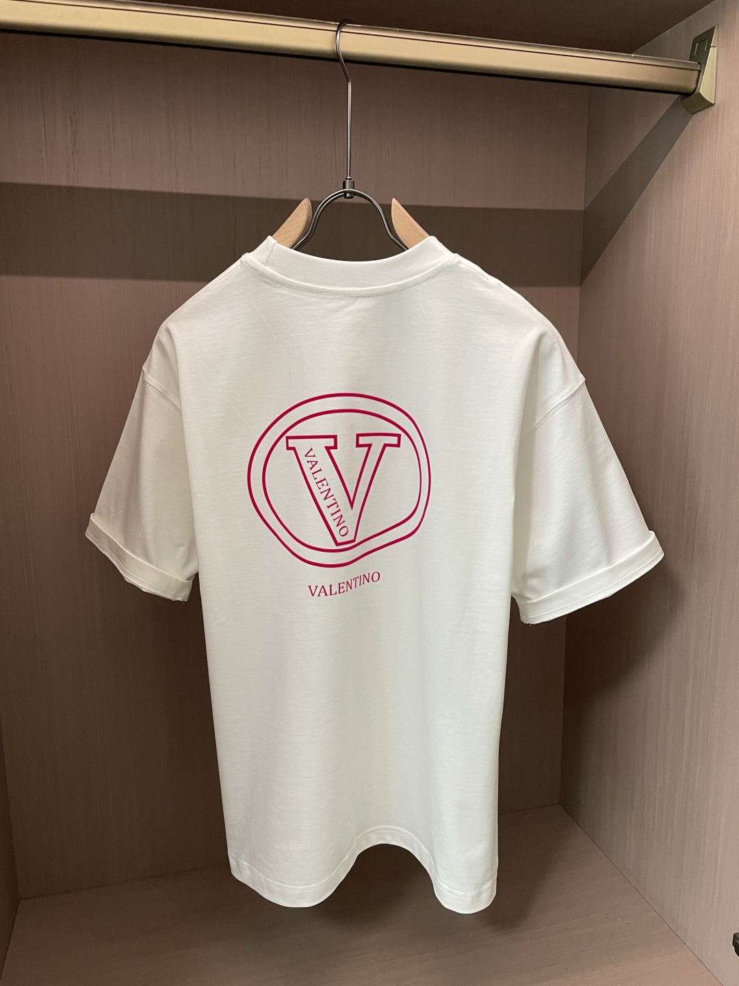 华伦天奴2026春夏款/官网同步面料采用重磅纯棉精梳棉面料，OS宽松版型，上身版型超正！日常百搭，衣橱必