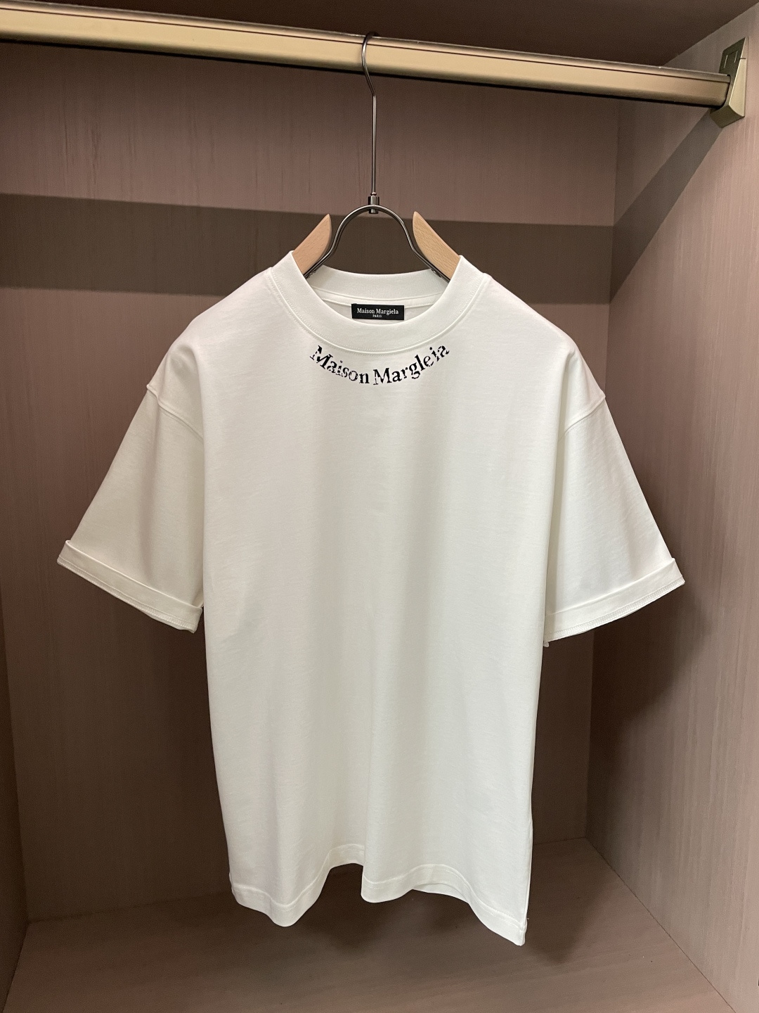 马吉拉2026春夏款/官网同步面料采用重磅纯棉精梳棉面料，OS宽松版型，上身版型超正！日常百搭，衣橱必备