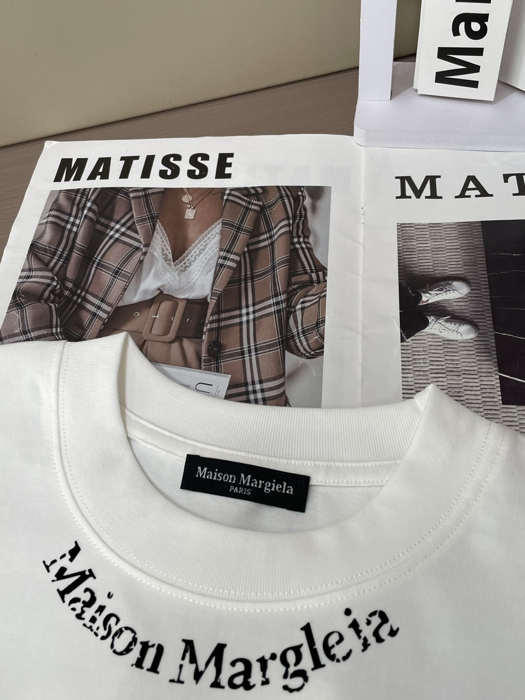 马吉拉2026春夏款/官网同步面料采用重磅纯棉精梳棉面料，OS宽松版型，上身版型超正！日常百搭，衣橱必备