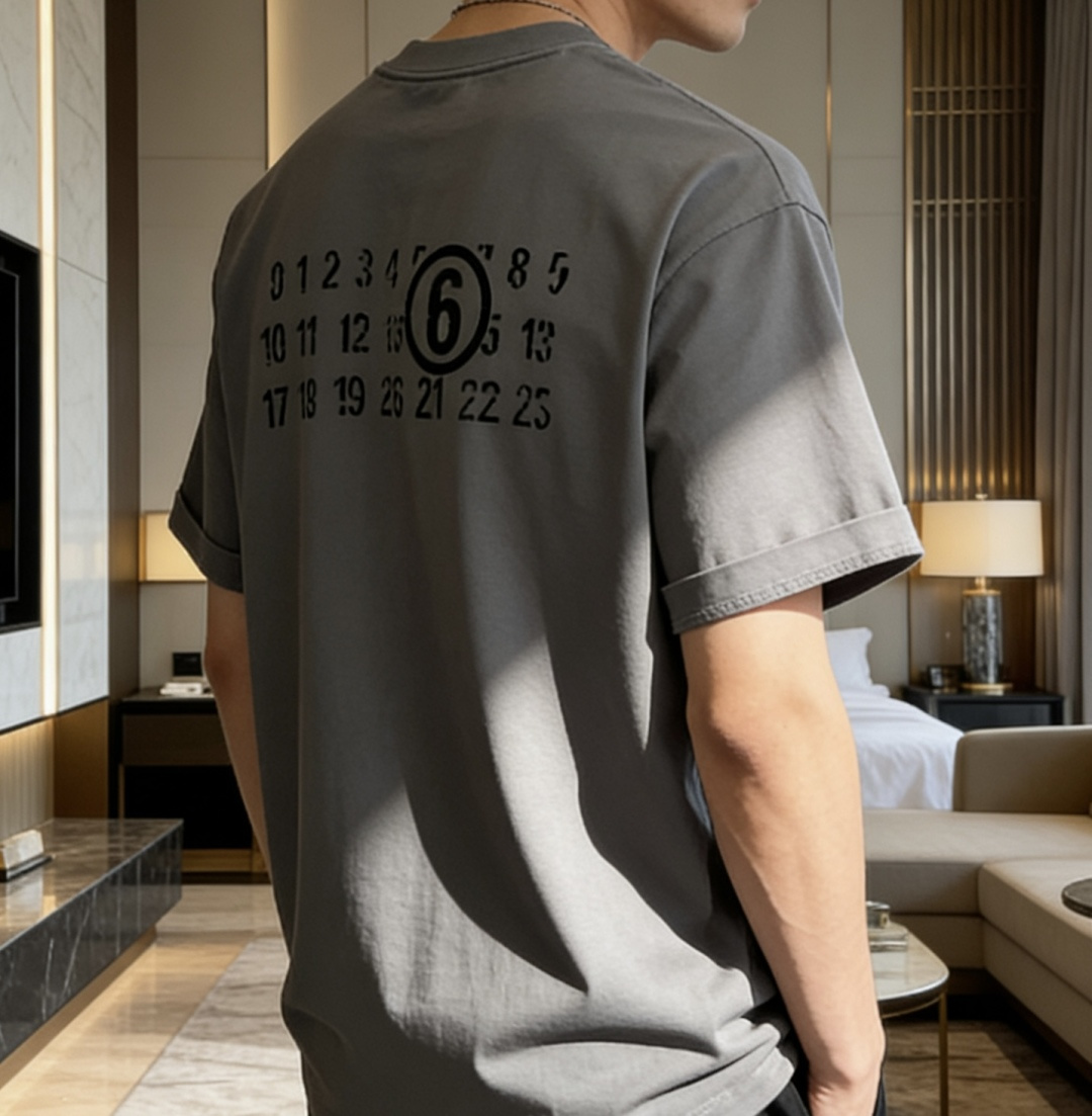 马吉拉2026春夏款/官网同步面料采用重磅纯棉精梳棉面料，OS宽松版型，上身版型超正！日常百搭，衣橱必备