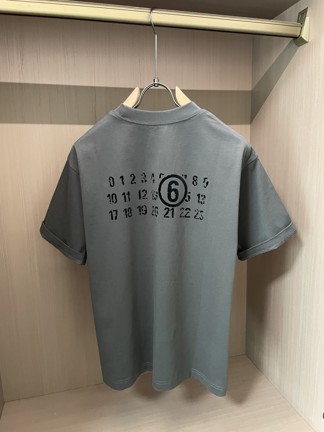 马吉拉2026春夏款/官网同步面料采用重磅纯棉精梳棉面料，OS宽松版型，上身版型超正！日常百搭，衣橱必备