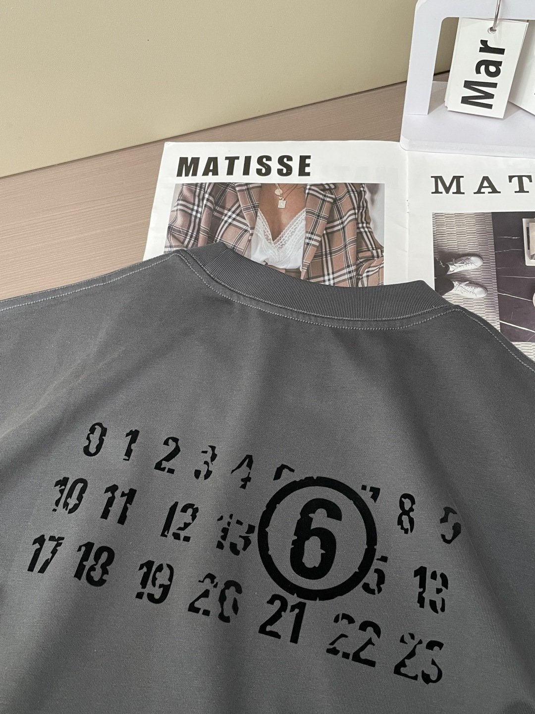 马吉拉2026春夏款/官网同步面料采用重磅纯棉精梳棉面料，OS宽松版型，上身版型超正！日常百搭，衣橱必备