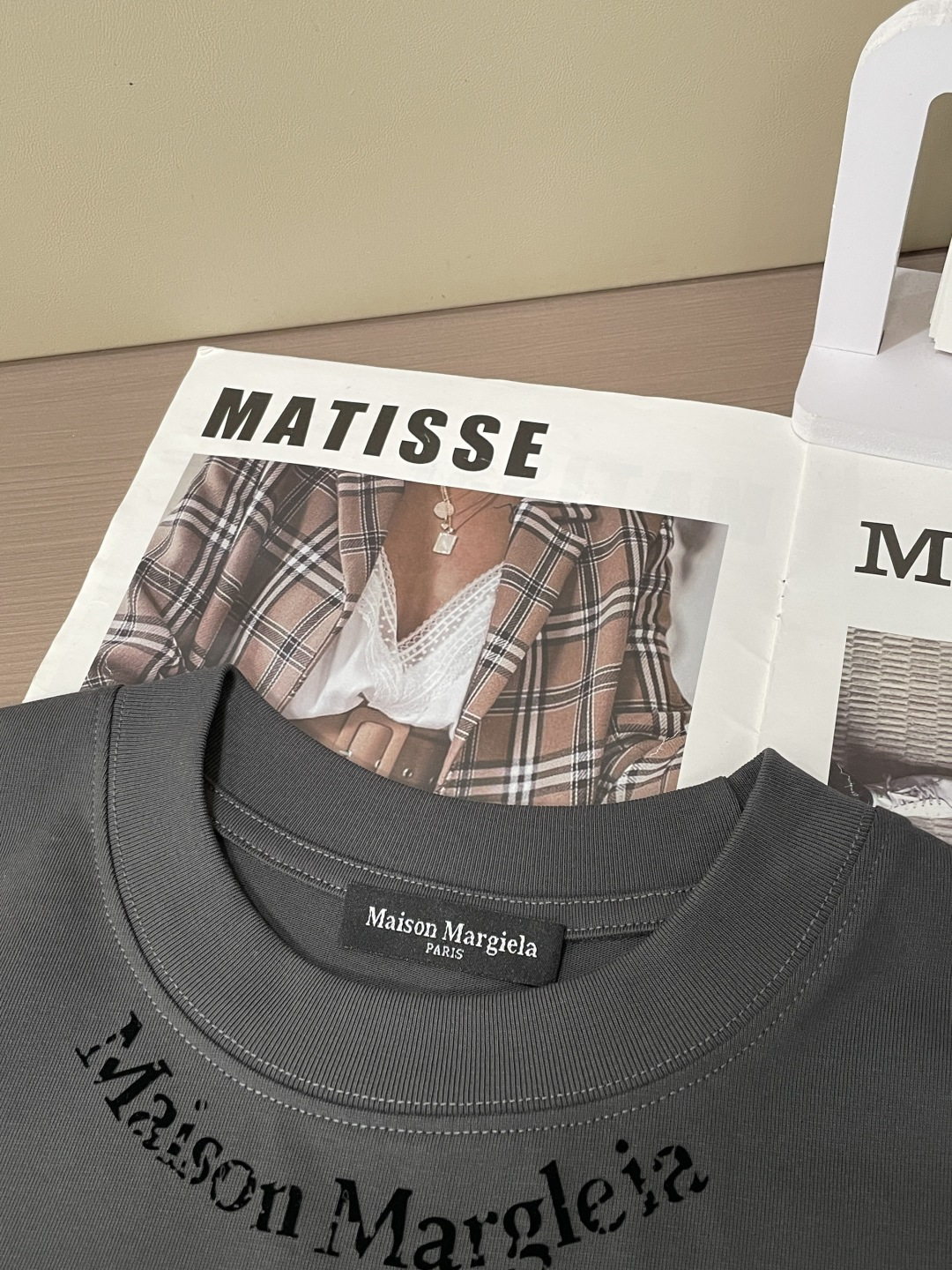 马吉拉2026春夏款/官网同步面料采用重磅纯棉精梳棉面料，OS宽松版型，上身版型超正！日常百搭，衣橱必备