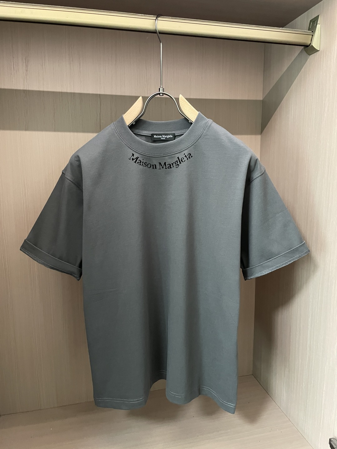 马吉拉2026春夏款/官网同步面料采用重磅纯棉精梳棉面料，OS宽松版型，上身版型超正！日常百搭，衣橱必备