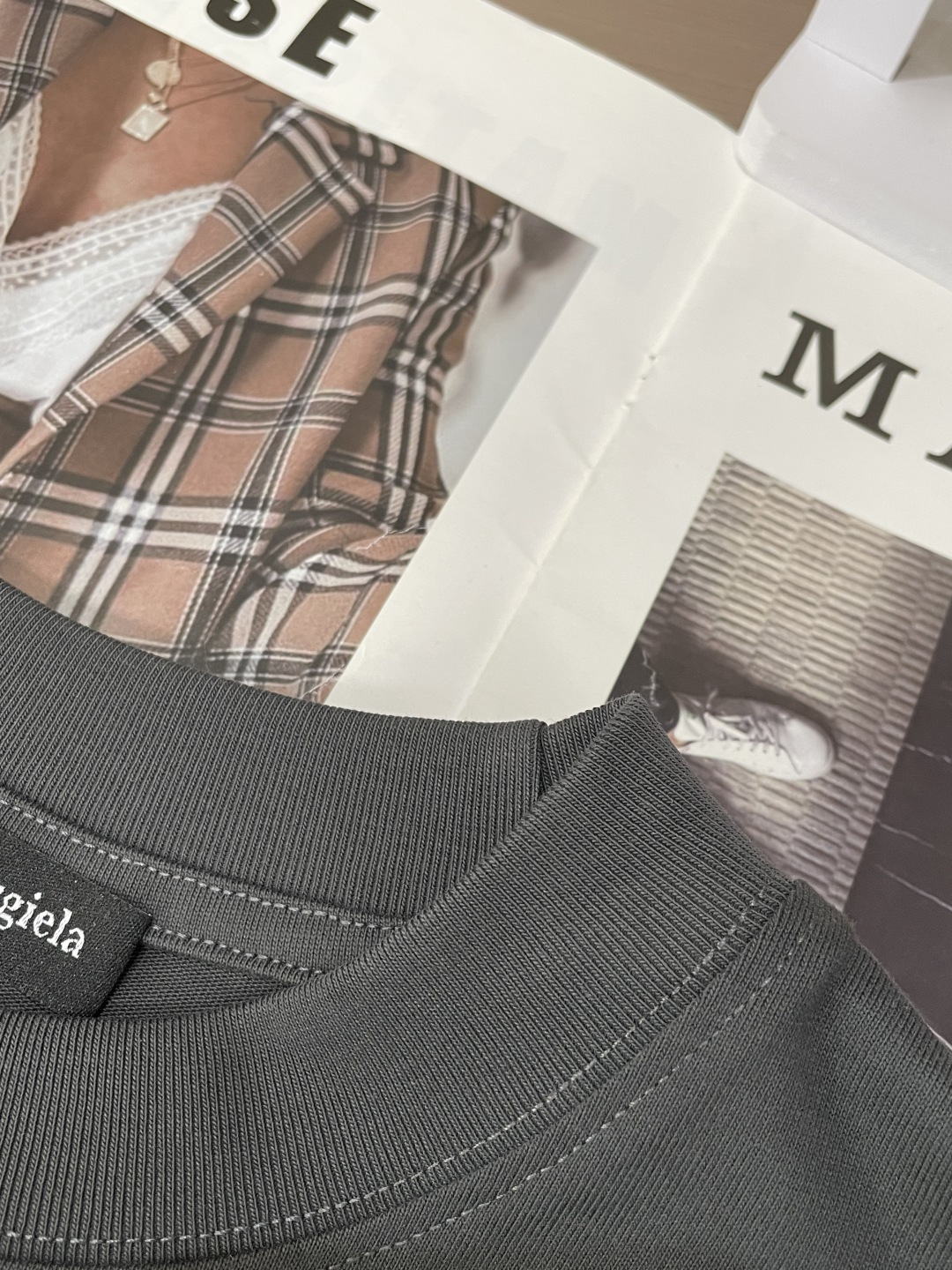 马吉拉2026春夏款/官网同步面料采用重磅纯棉精梳棉面料，OS宽松版型，上身版型超正！日常百搭，衣橱必备