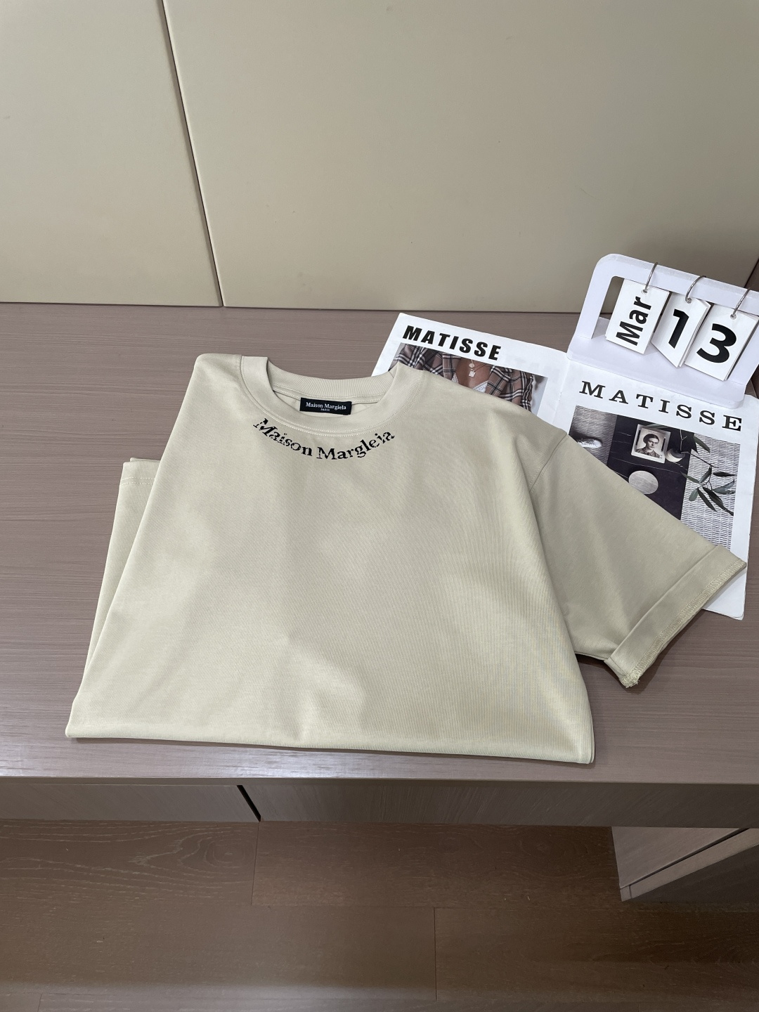 马吉拉2026春夏款/官网同步面料采用重磅纯棉精梳棉面料，OS宽松版型，上身版型超正！日常百搭，衣橱必备