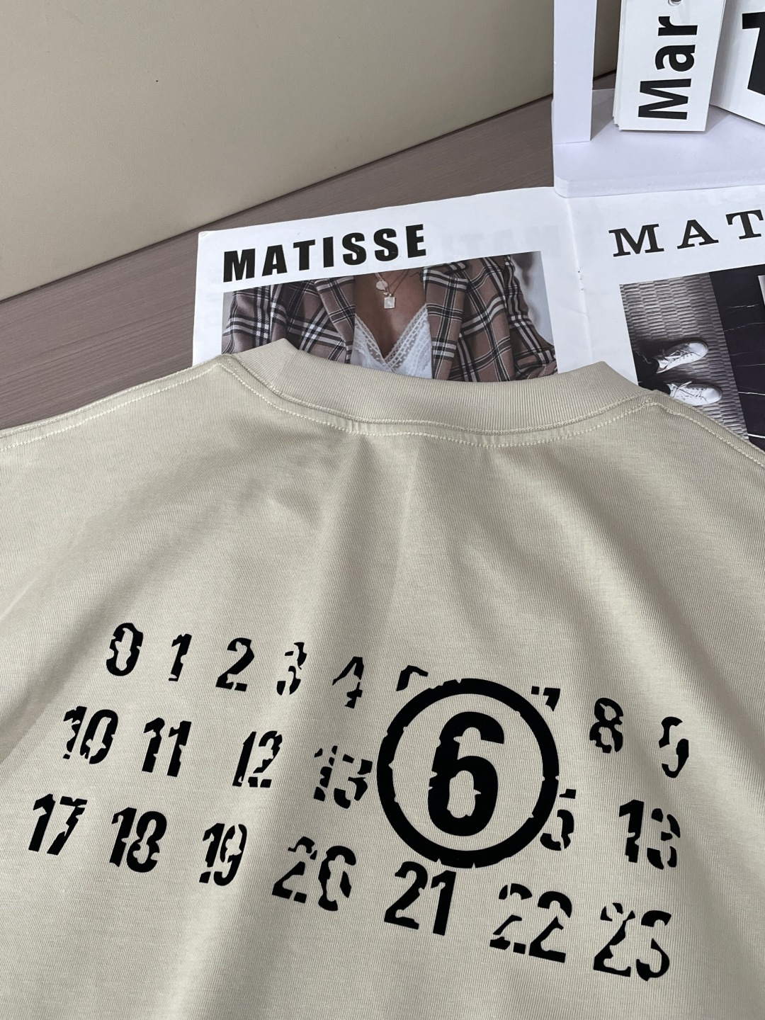 马吉拉2026春夏款/官网同步面料采用重磅纯棉精梳棉面料，OS宽松版型，上身版型超正！日常百搭，衣橱必备