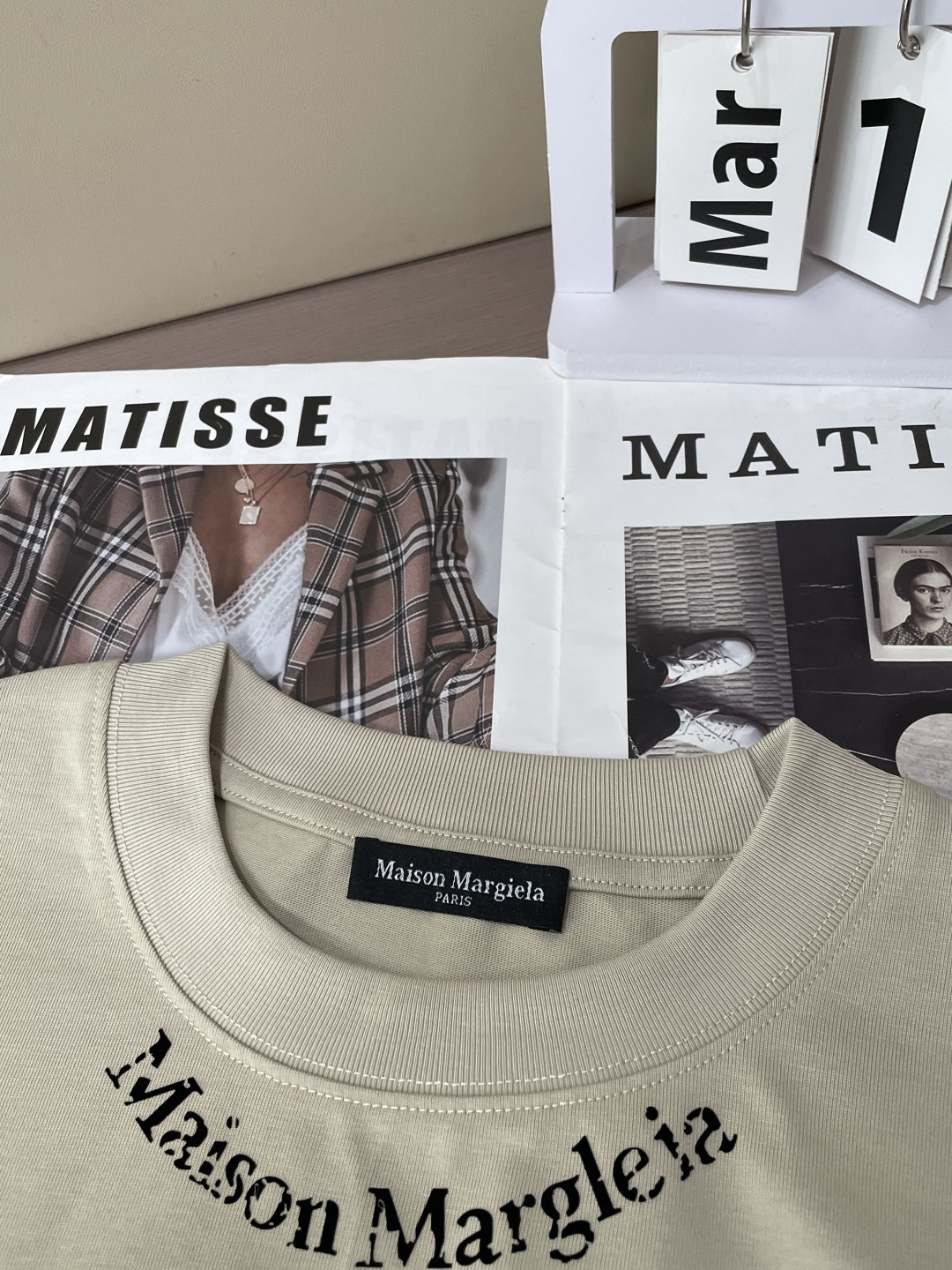 马吉拉2026春夏款/官网同步面料采用重磅纯棉精梳棉面料，OS宽松版型，上身版型超正！日常百搭，衣橱必备