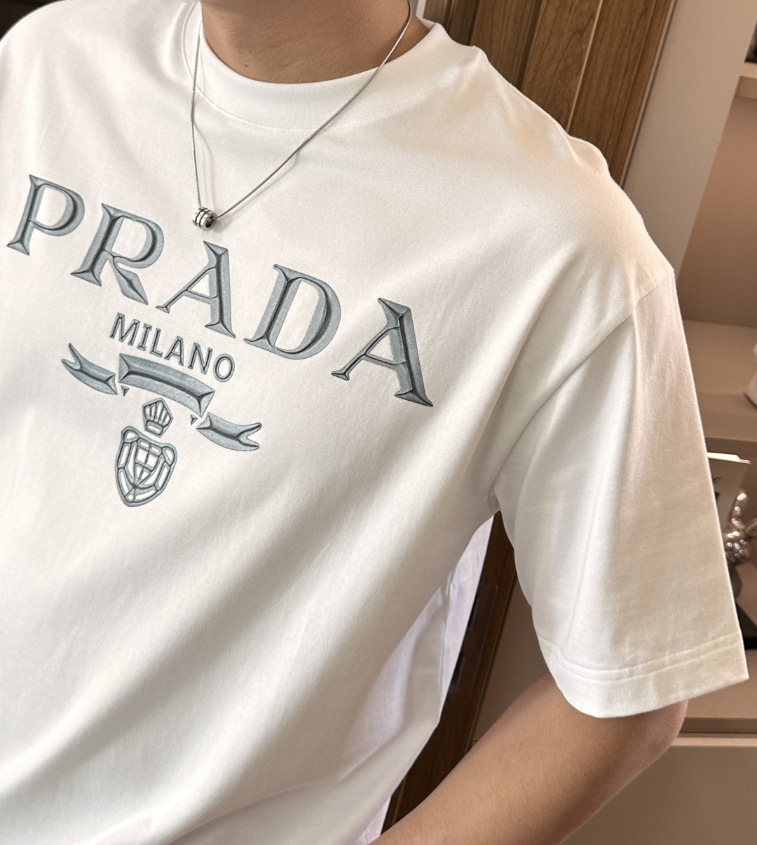 Prad 2026春夏新款首发专柜最新款短袖圆领T恤 高端订制 设计前卫时尚！品牌logo重工艺设计 高
