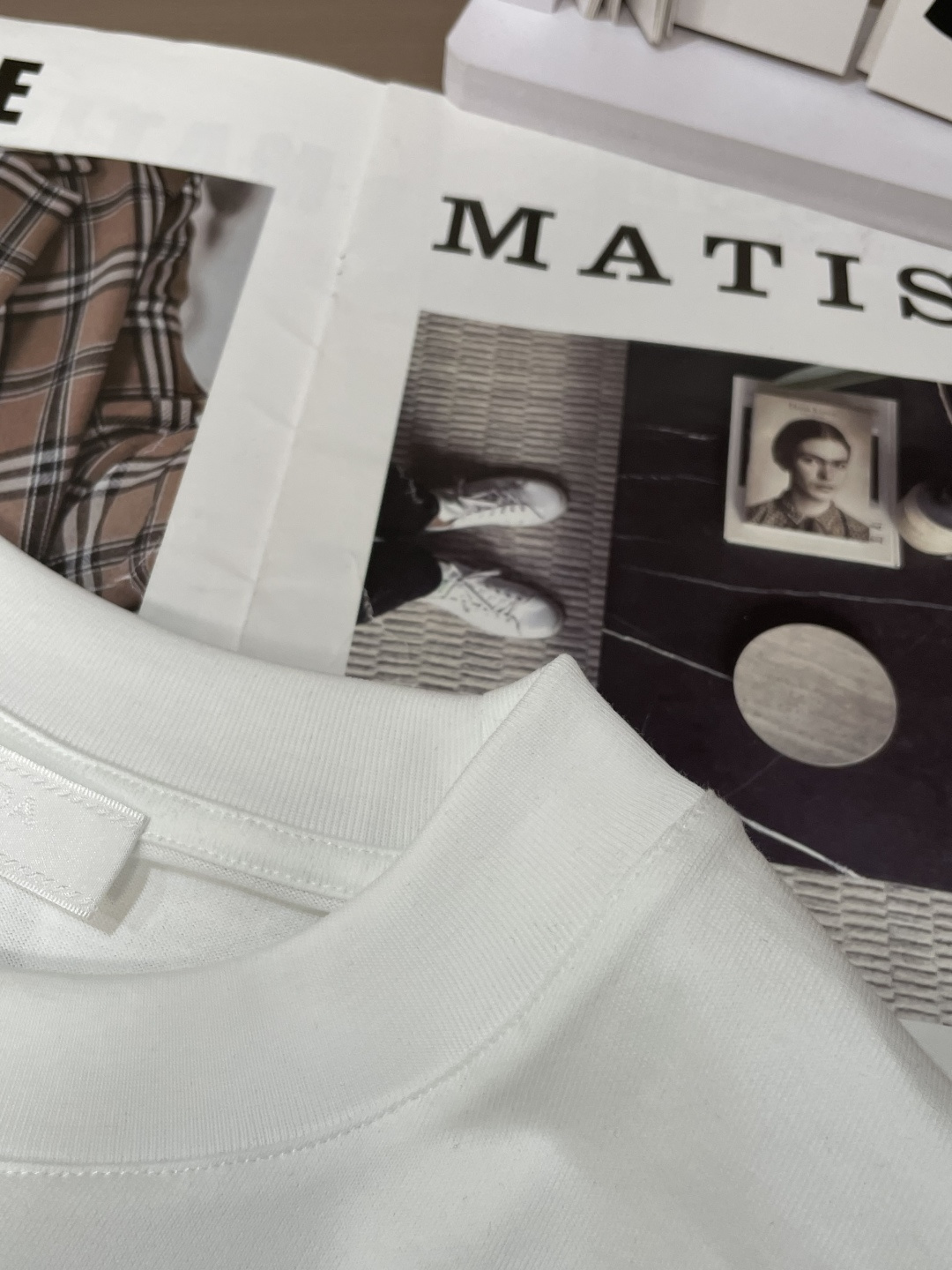 Prad 2026春夏新款首发专柜最新款短袖圆领T恤 高端订制 设计前卫时尚！品牌logo重工艺设计 高