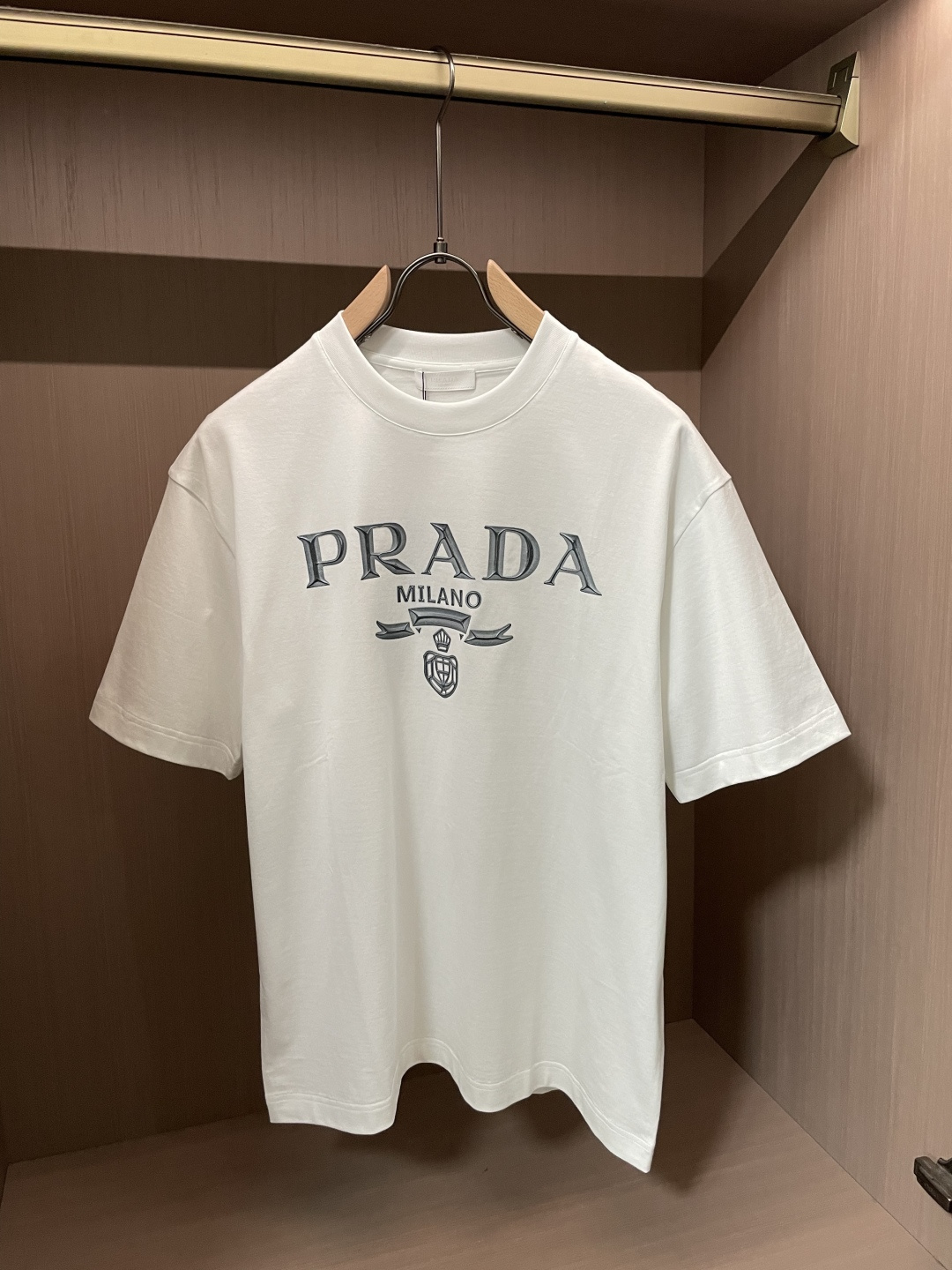 Prad 2026春夏新款首发专柜最新款短袖圆领T恤 高端订制 设计前卫时尚！品牌logo重工艺设计 高