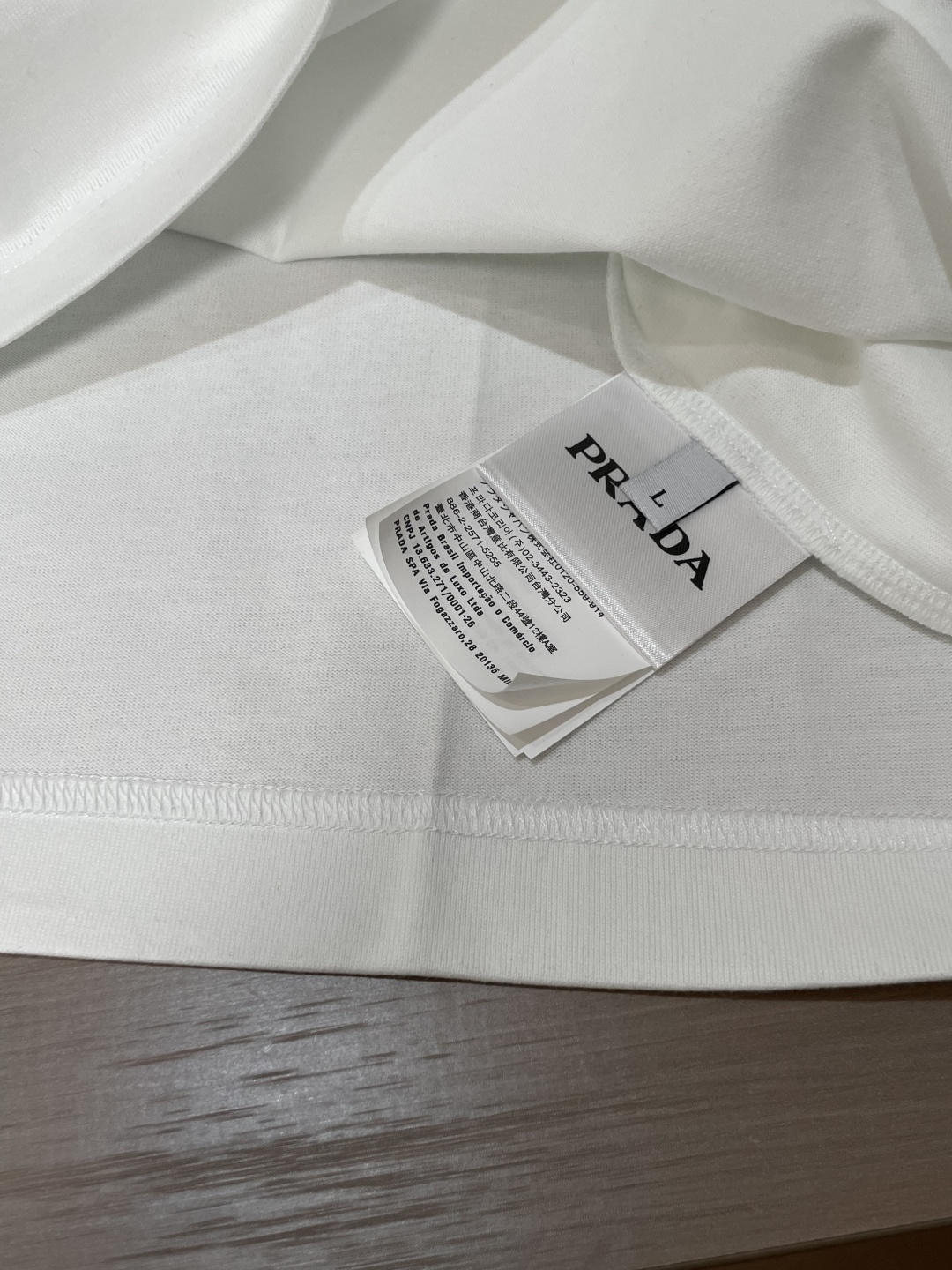 Prad 2026春夏新款首发专柜最新款短袖圆领T恤 高端订制 设计前卫时尚！品牌logo重工艺设计 高