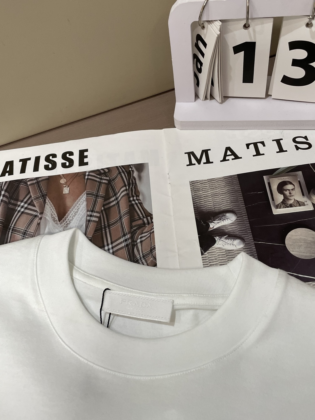 Prad 2026春夏新款首发专柜最新款短袖圆领T恤 高端订制 设计前卫时尚！品牌logo重工艺设计 高