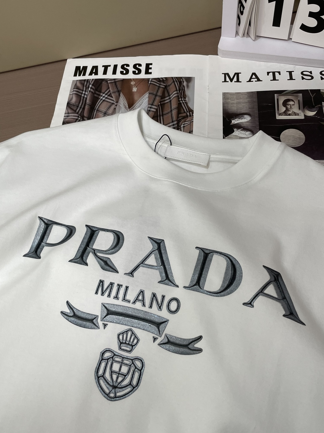 Prad 2026春夏新款首发专柜最新款短袖圆领T恤 高端订制 设计前卫时尚！品牌logo重工艺设计 高