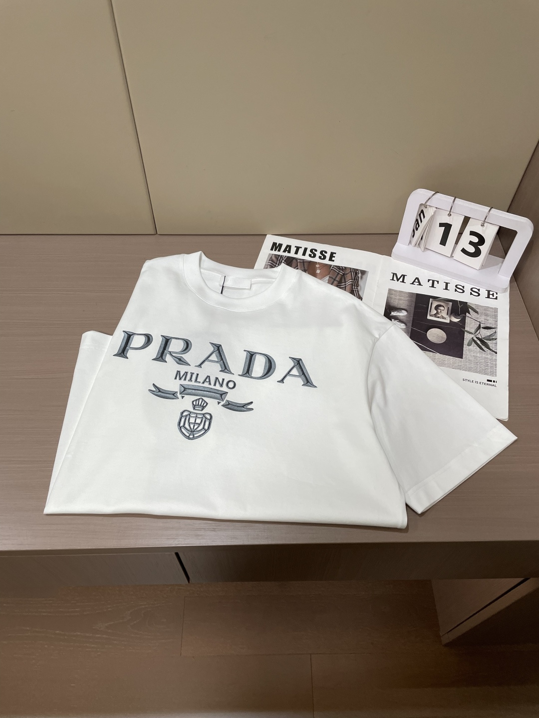 Prad 2026春夏新款首发专柜最新款短袖圆领T恤 高端订制 设计前卫时尚！品牌logo重工艺设计 高