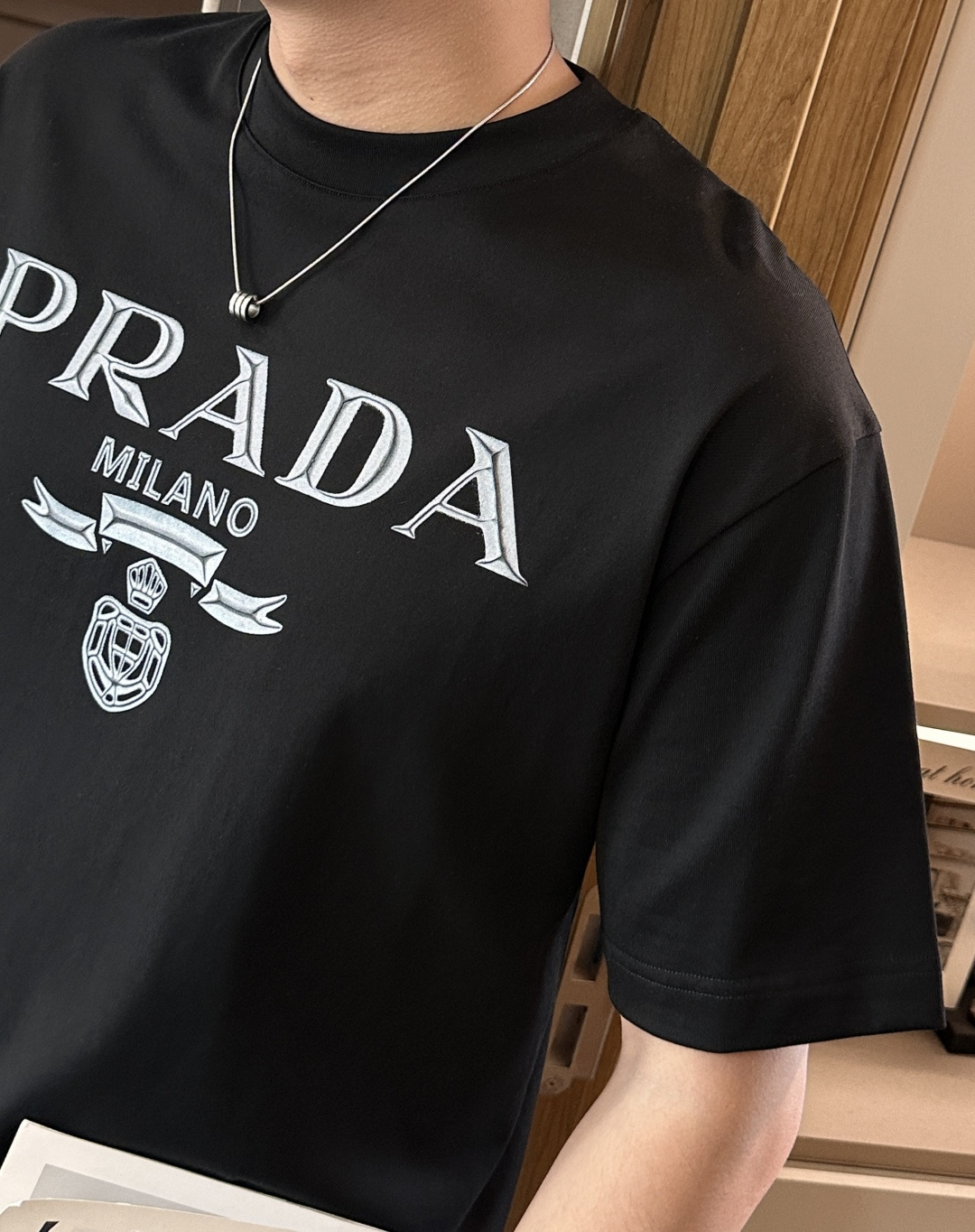 Prad 2026春夏新款首发专柜最新款短袖圆领T恤 高端订制 设计前卫时尚！品牌logo重工艺设计 高